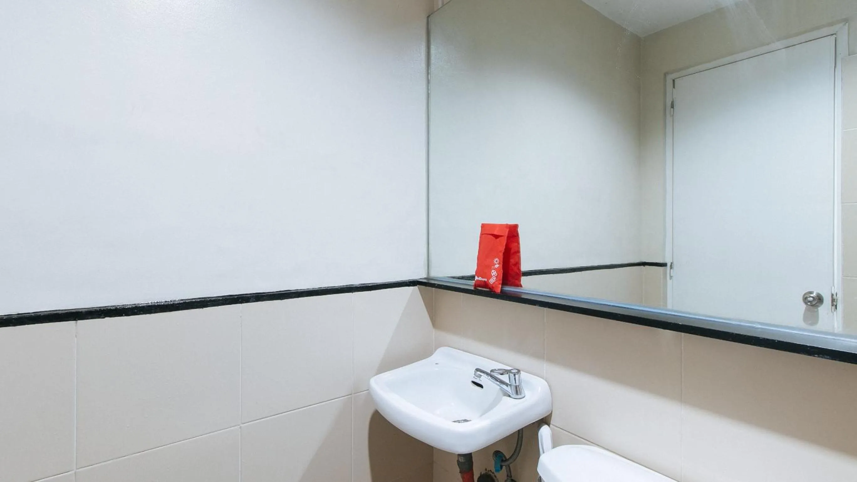 Shower in RedDoorz near SM Calamba