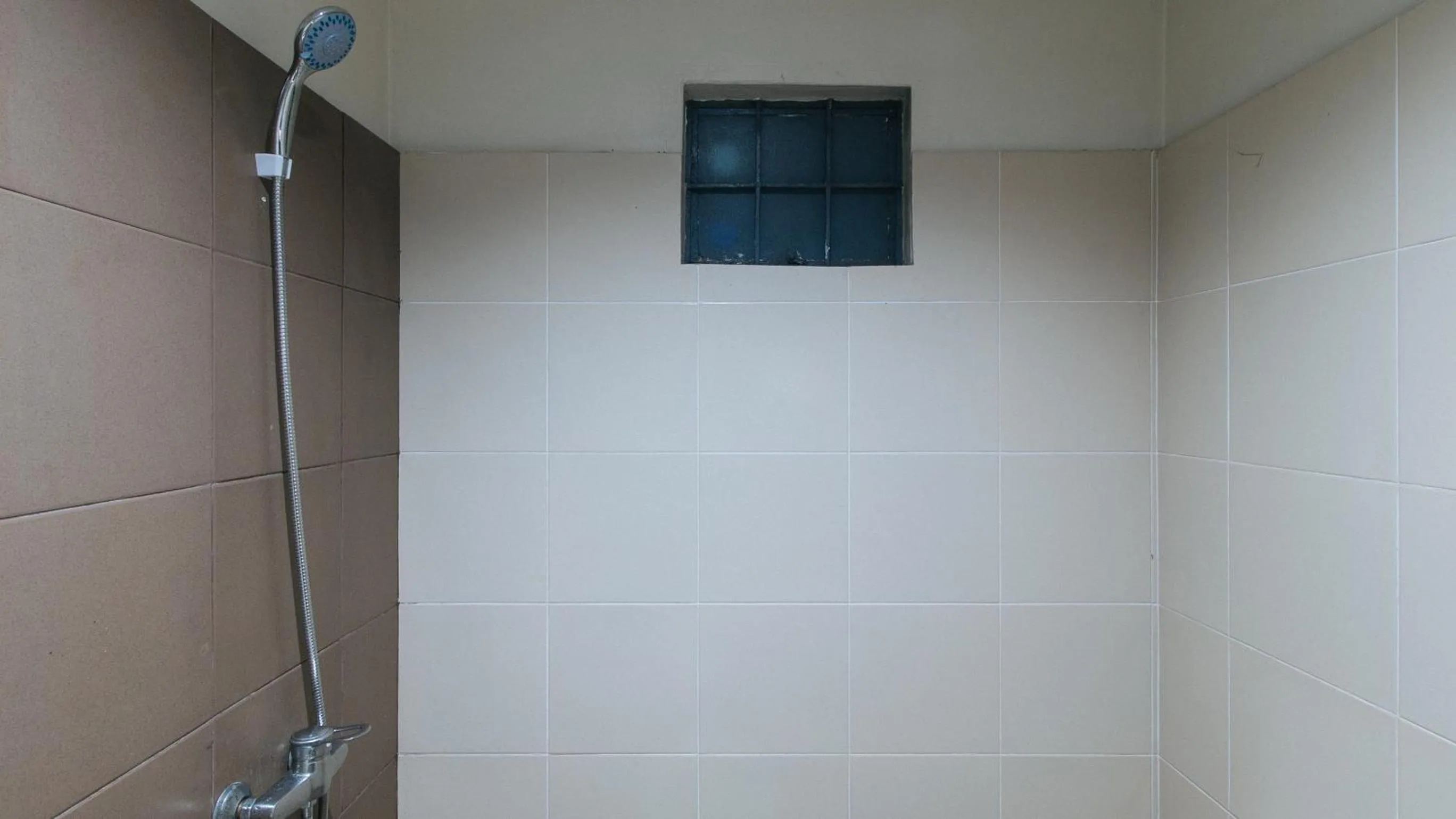 Shower in RedDoorz near SM Calamba