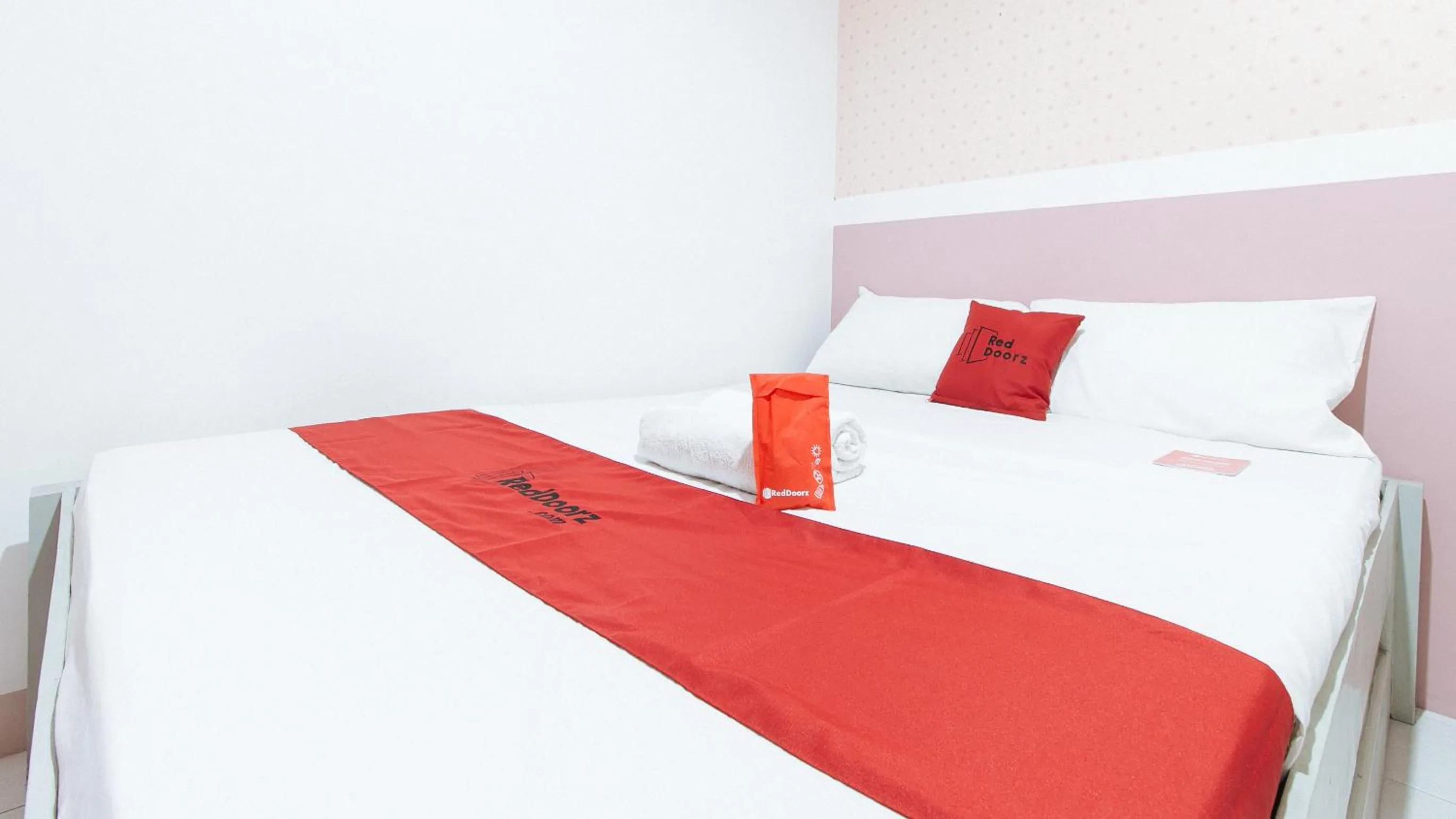 Bed in RedDoorz near SM Calamba