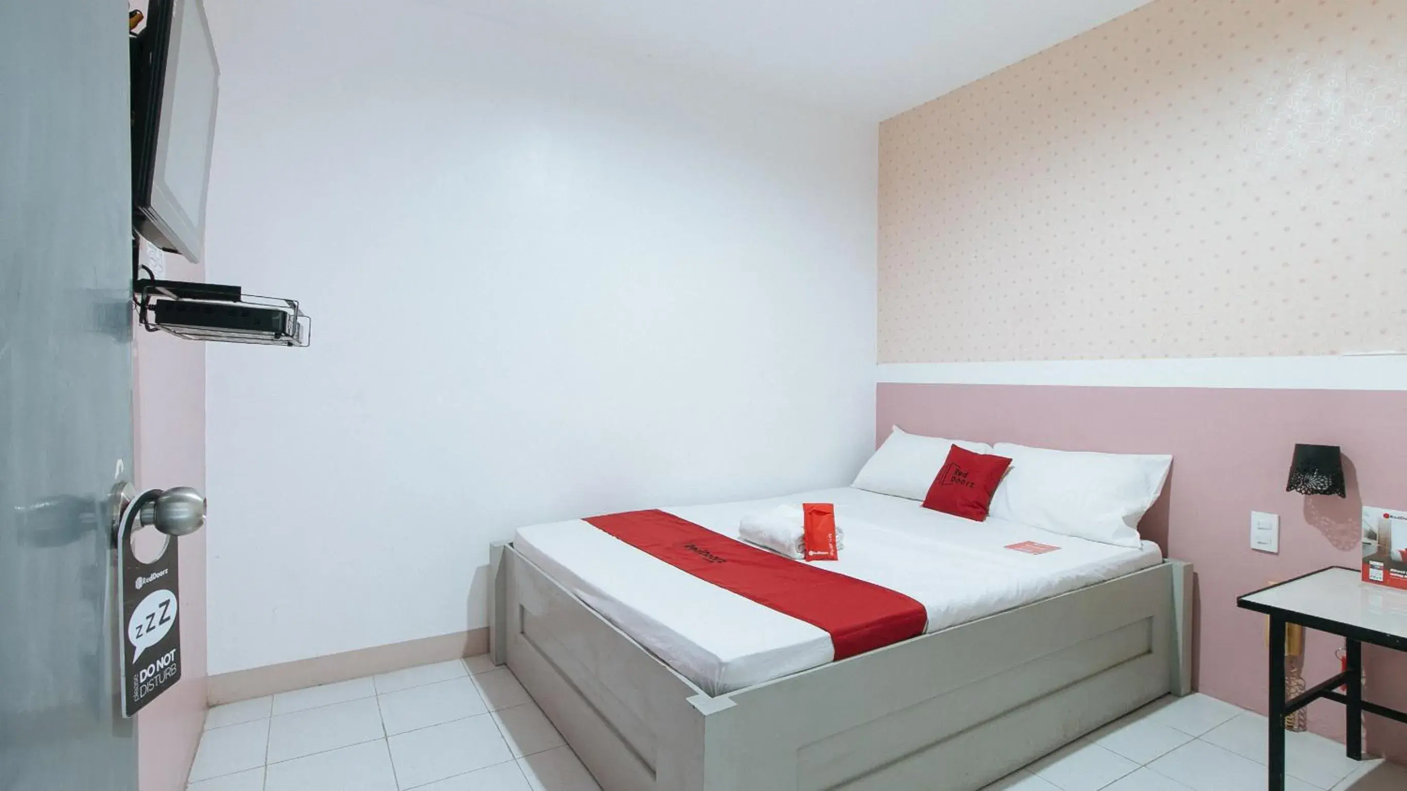 Bed in RedDoorz near SM Calamba Bed in RedDoorz near SM Calamba