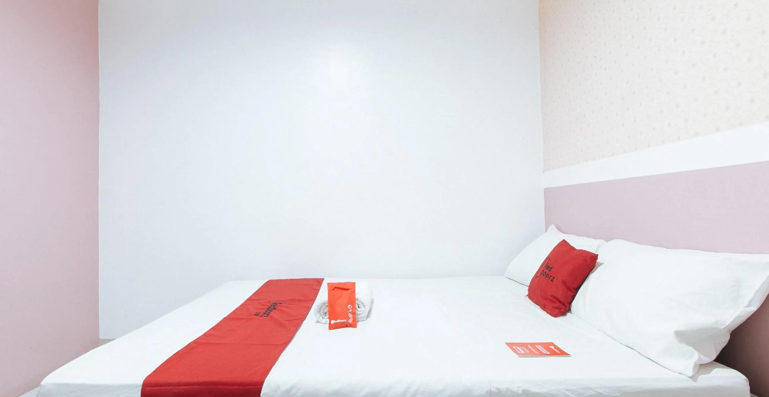 Bed in RedDoorz near SM Calamba