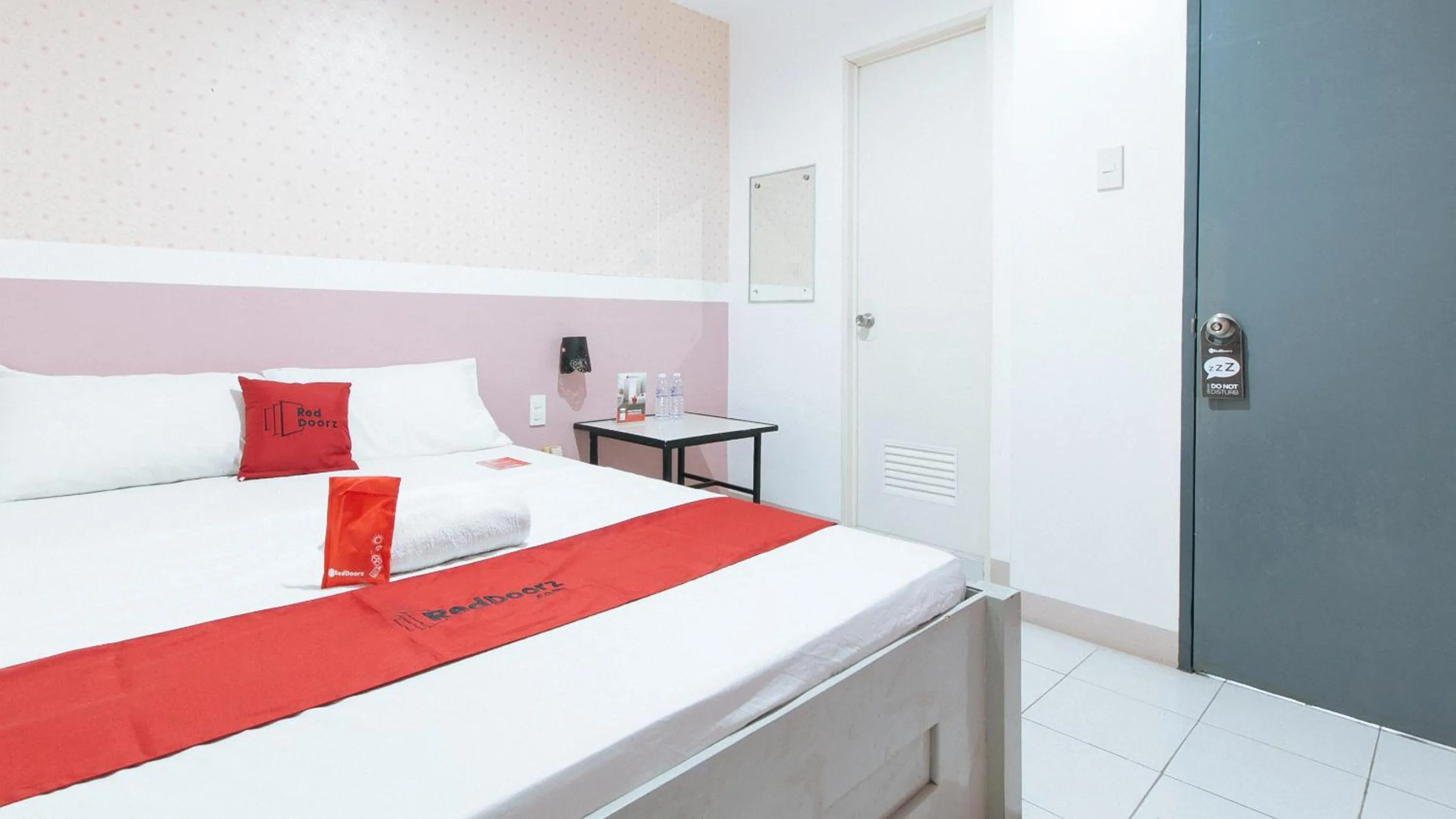 Bed in RedDoorz near SM Calamba
