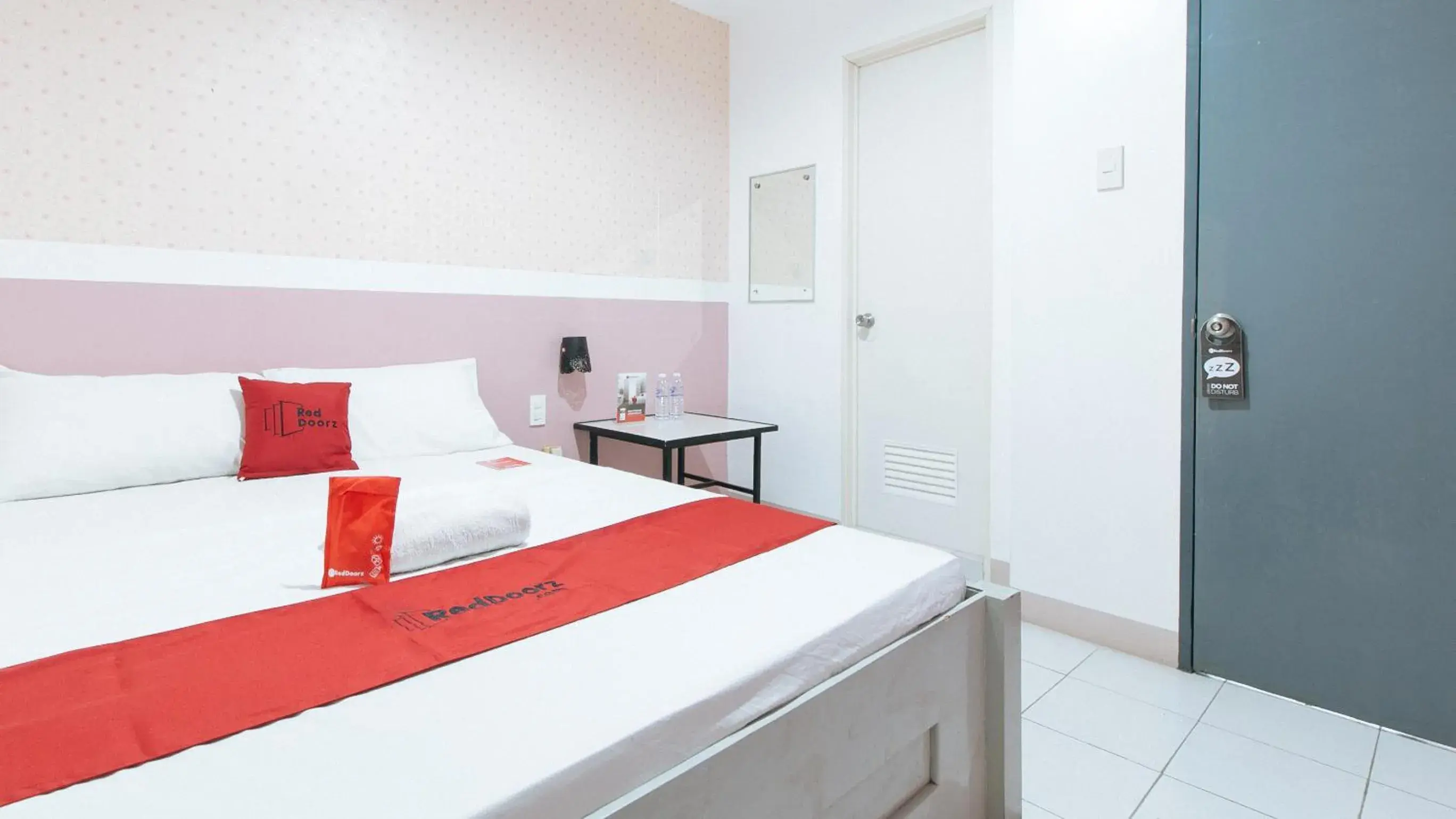 Bed in RedDoorz near SM Calamba Bed in RedDoorz near SM Calamba