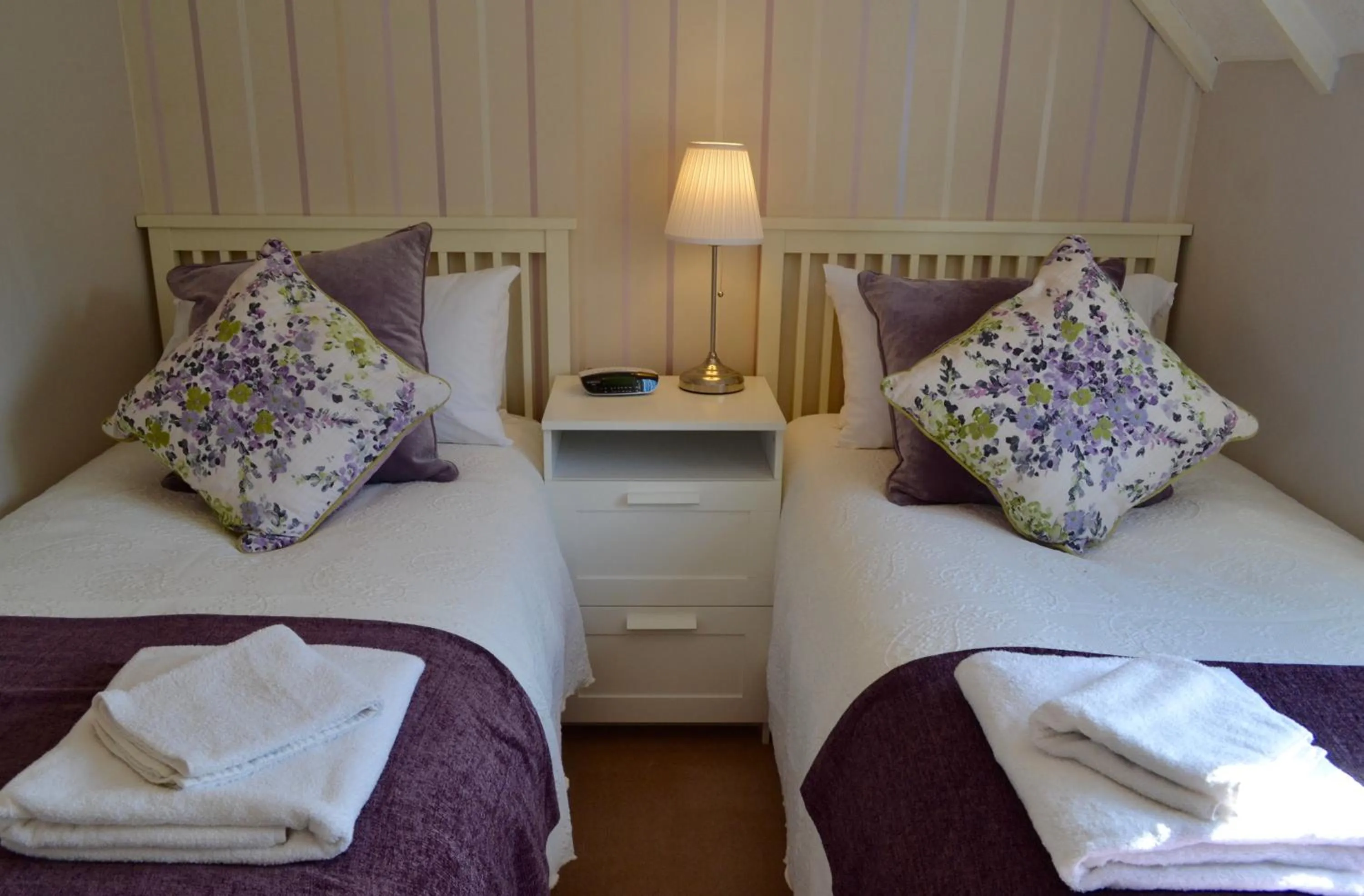 Bedroom, Bed in Riverbank Cottage
