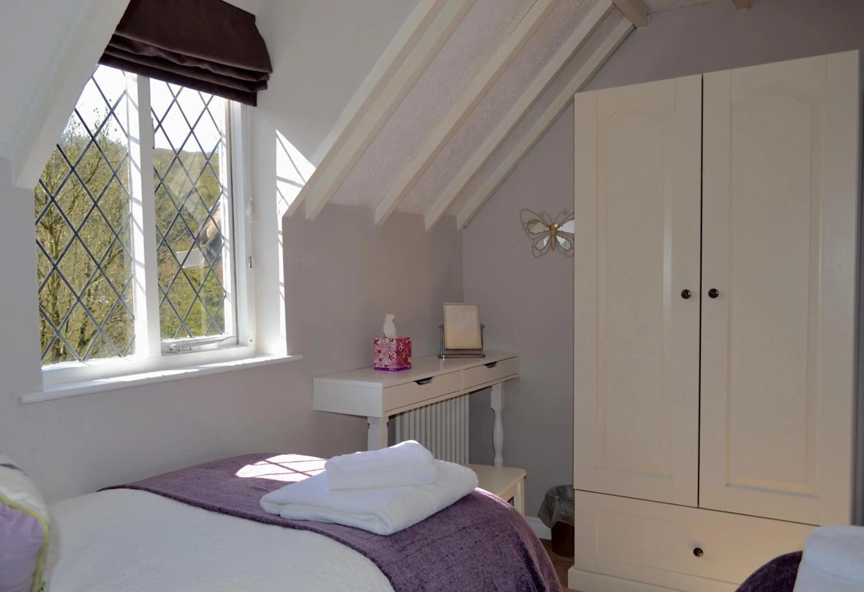 Bedroom, Bed in Riverbank Cottage
