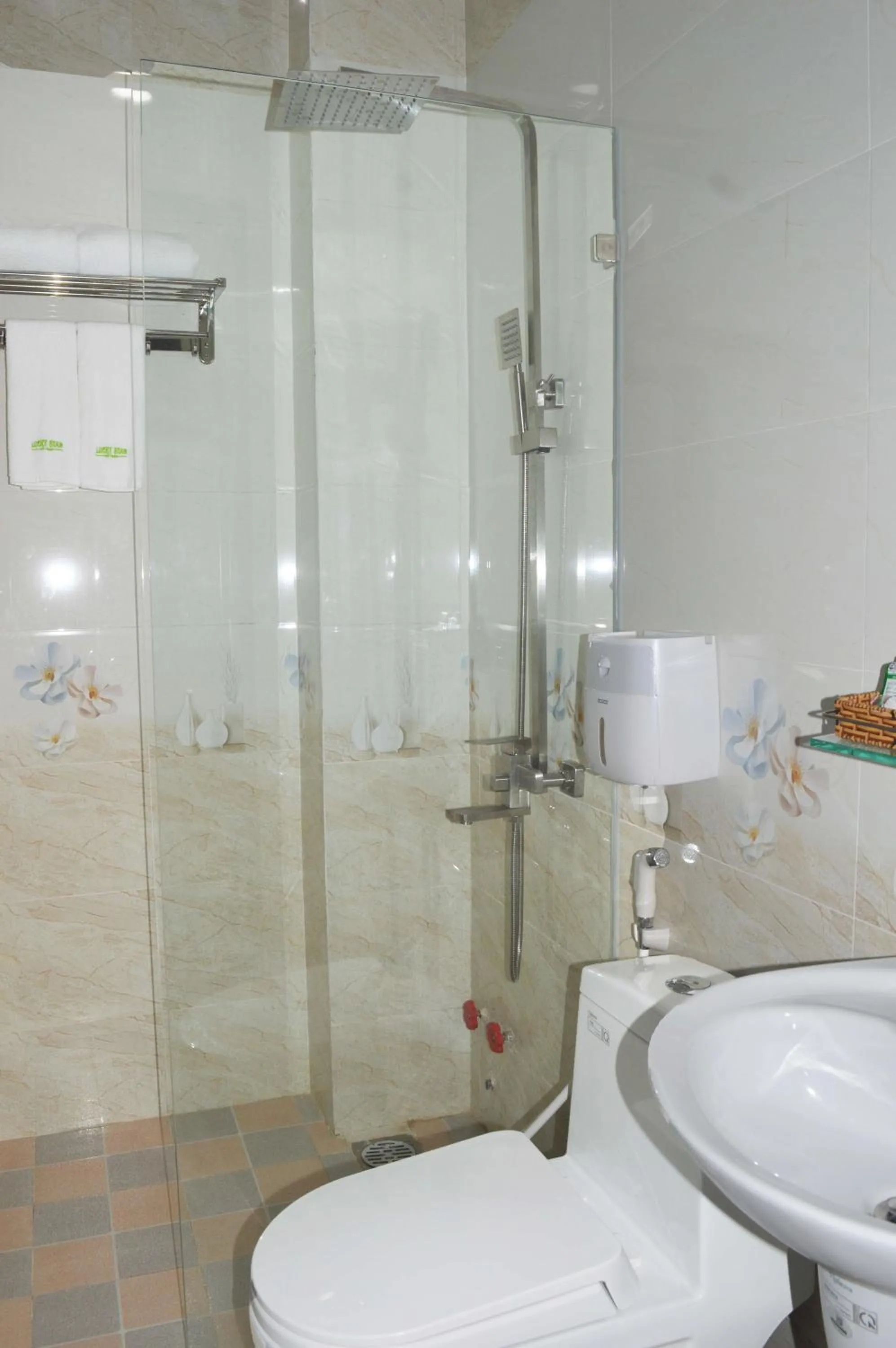 Shower in Lucky Star Ho Tram Hotel & Restaurant