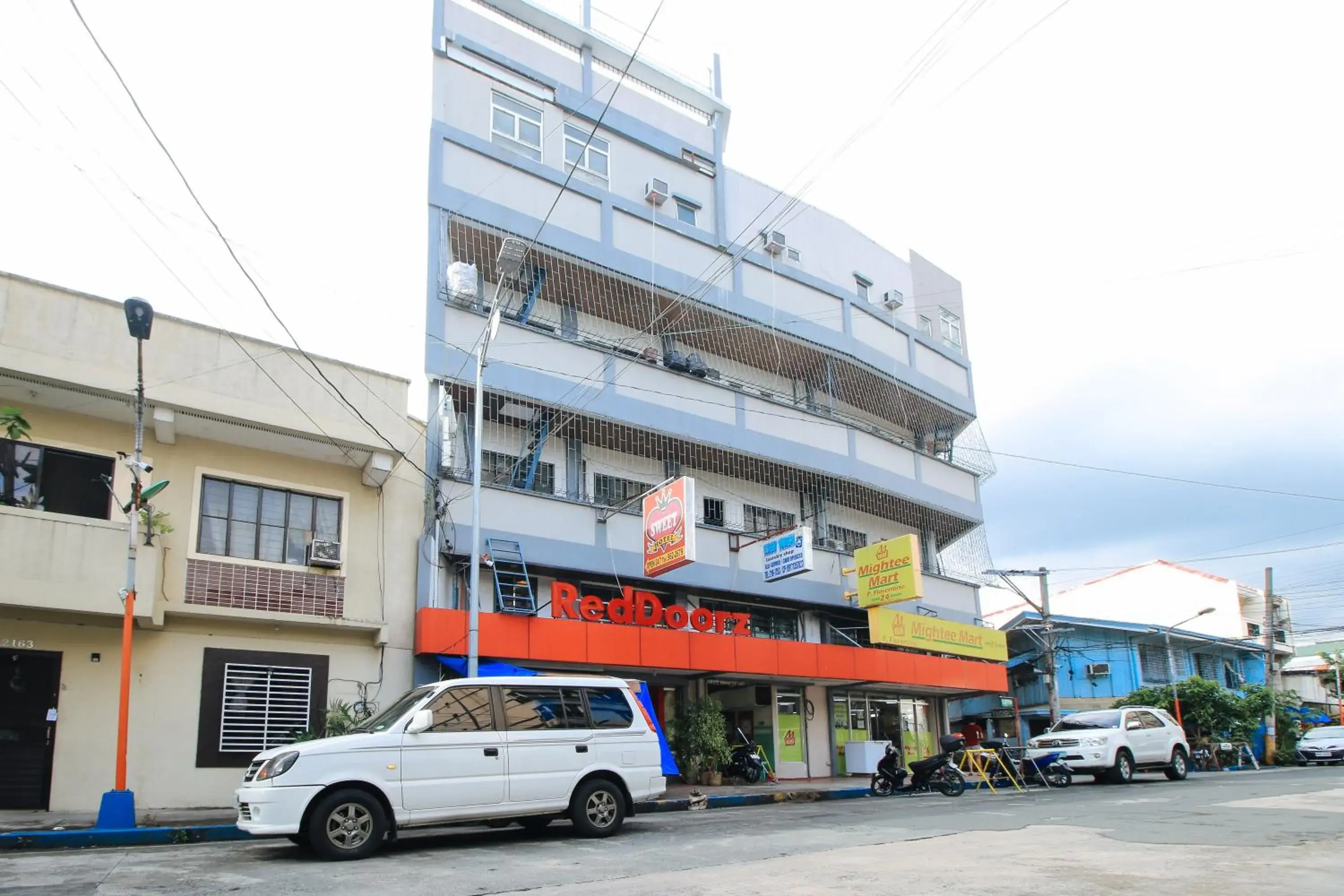 Property building in RedDoorz @ P Florentino Street Sampaloc Manila Property building in RedDoorz @ P Florentino Street Sampaloc Manila