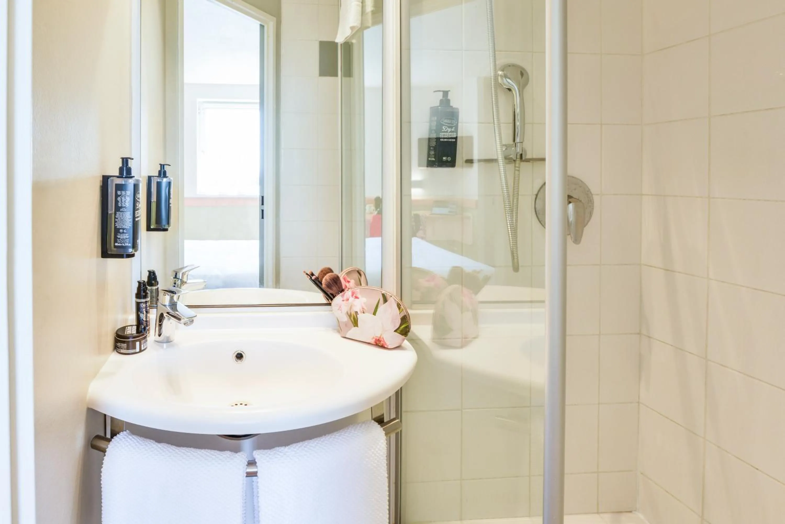 Bathroom in ibis Budget Clermont Ferrand Centre Montferrand