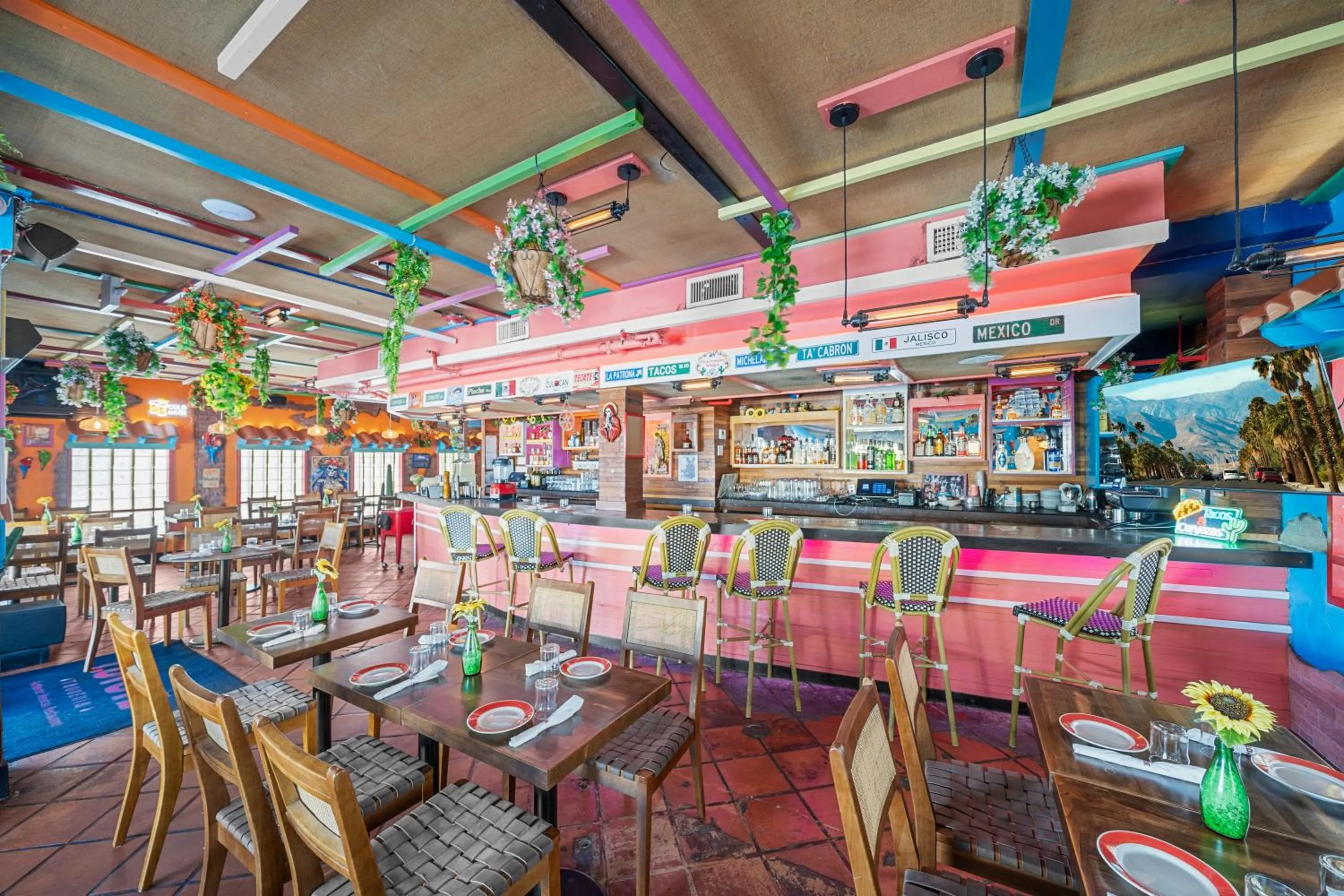 Restaurant/places to eat in Rock Apartments by Lowkl