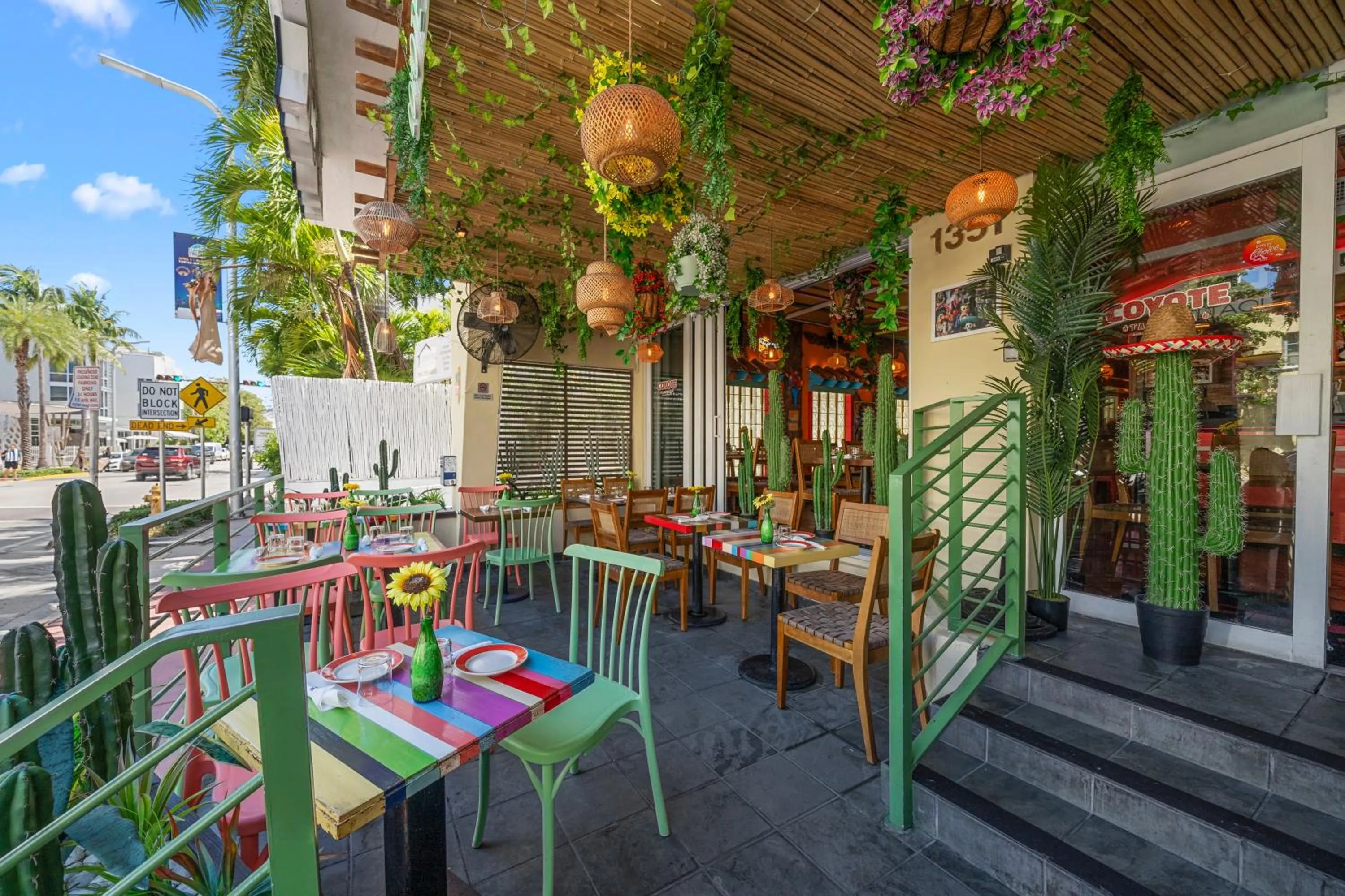 Restaurant/places to eat in Rock Apartments by Lowkl