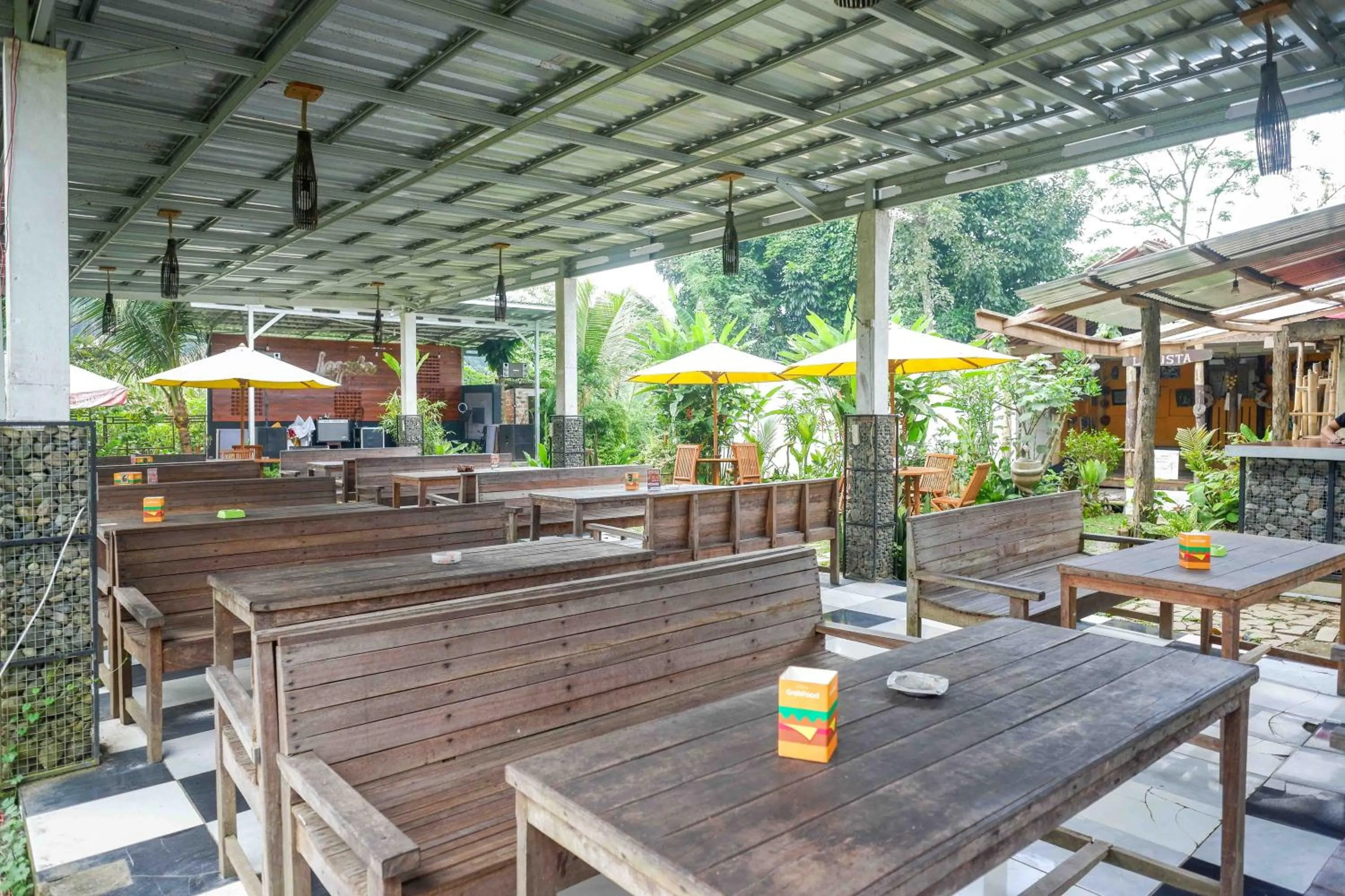Restaurant/places to eat in RedDoorz At Jalan Raya Baturaden