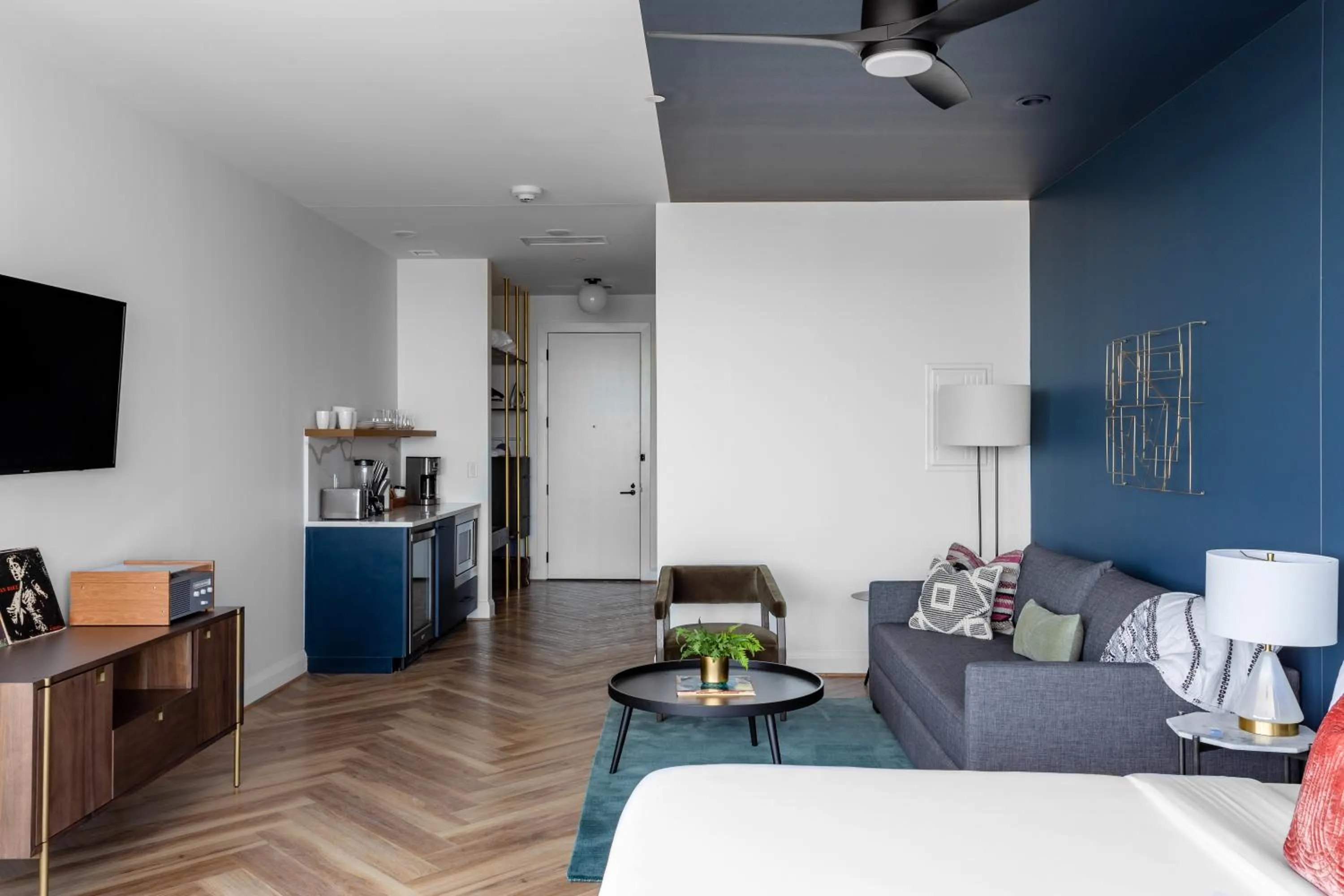 Living room in Mint House Dallas Downtown By Kasa