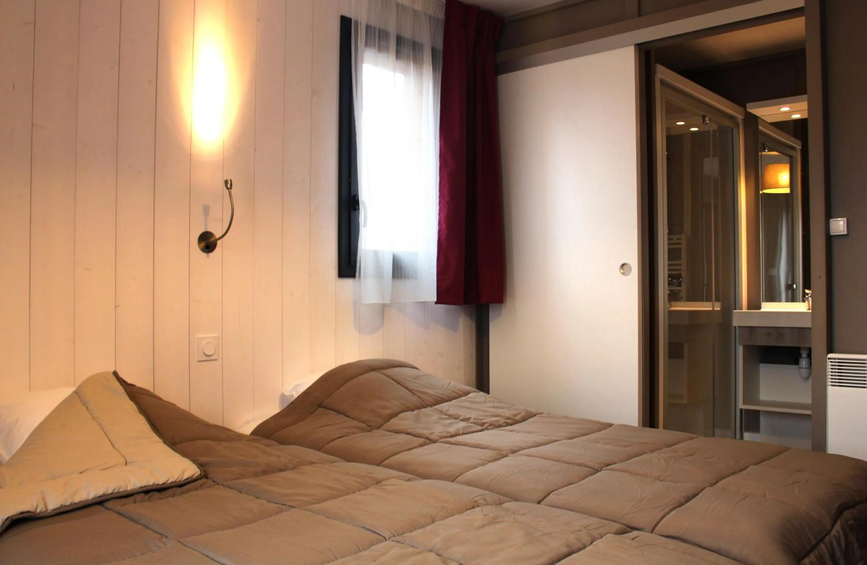 Shower, Bed in VVF Amboise Les Châteaux de la Loire