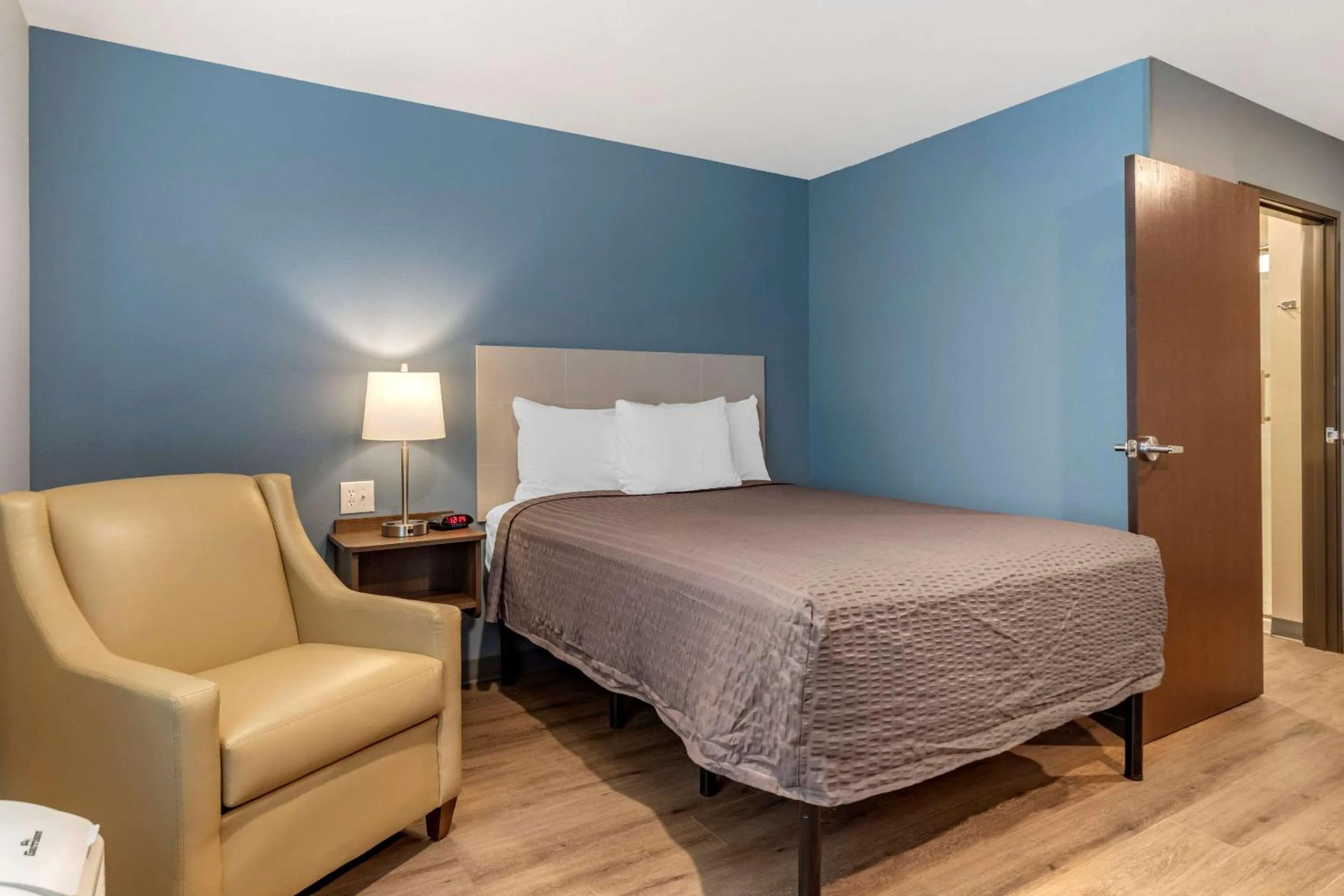 Photo of the whole room, Bed in WoodSpring Suites Austin Georgetown