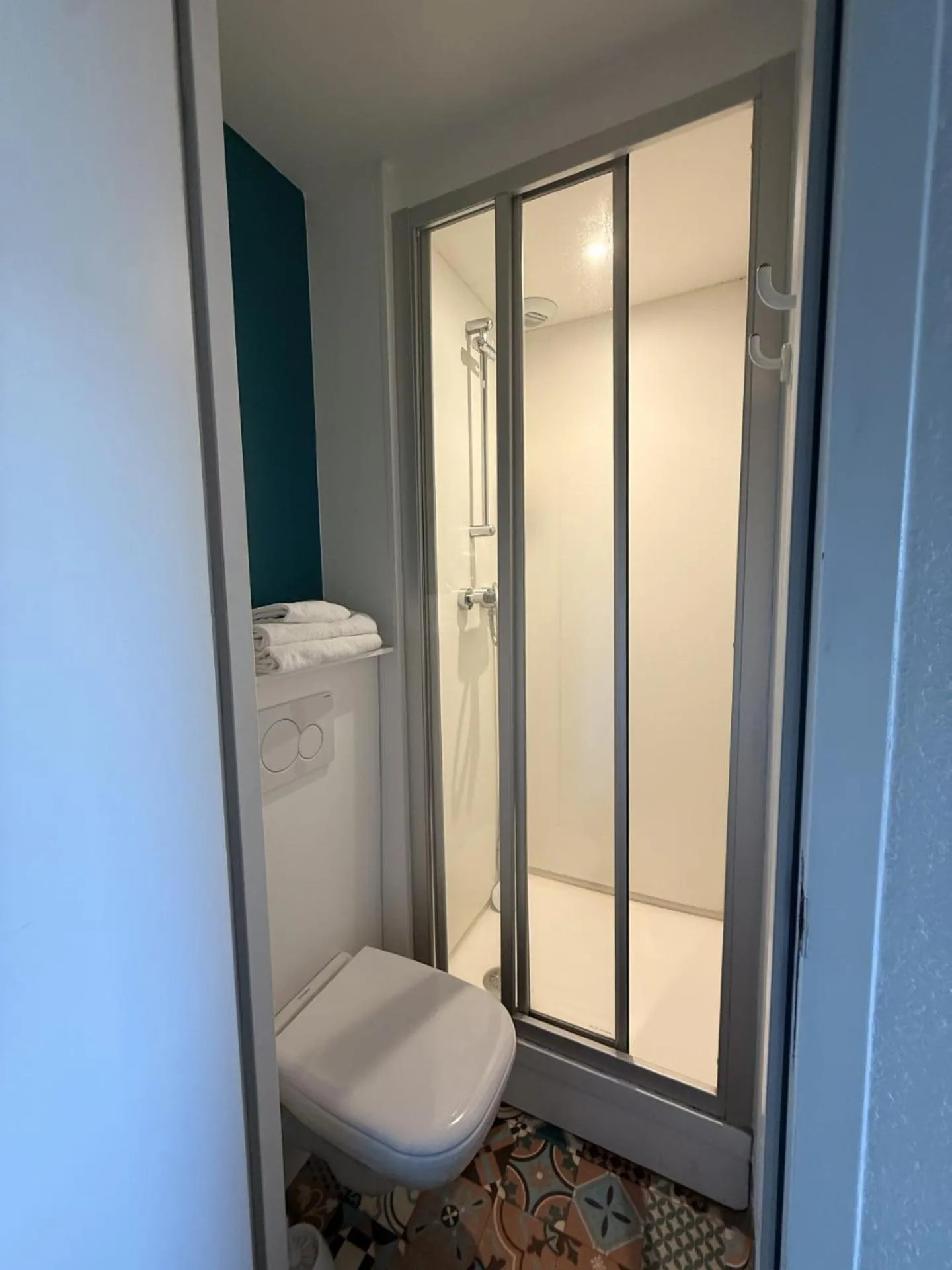 Shower in hotelF1 Brest Sud Plougastel