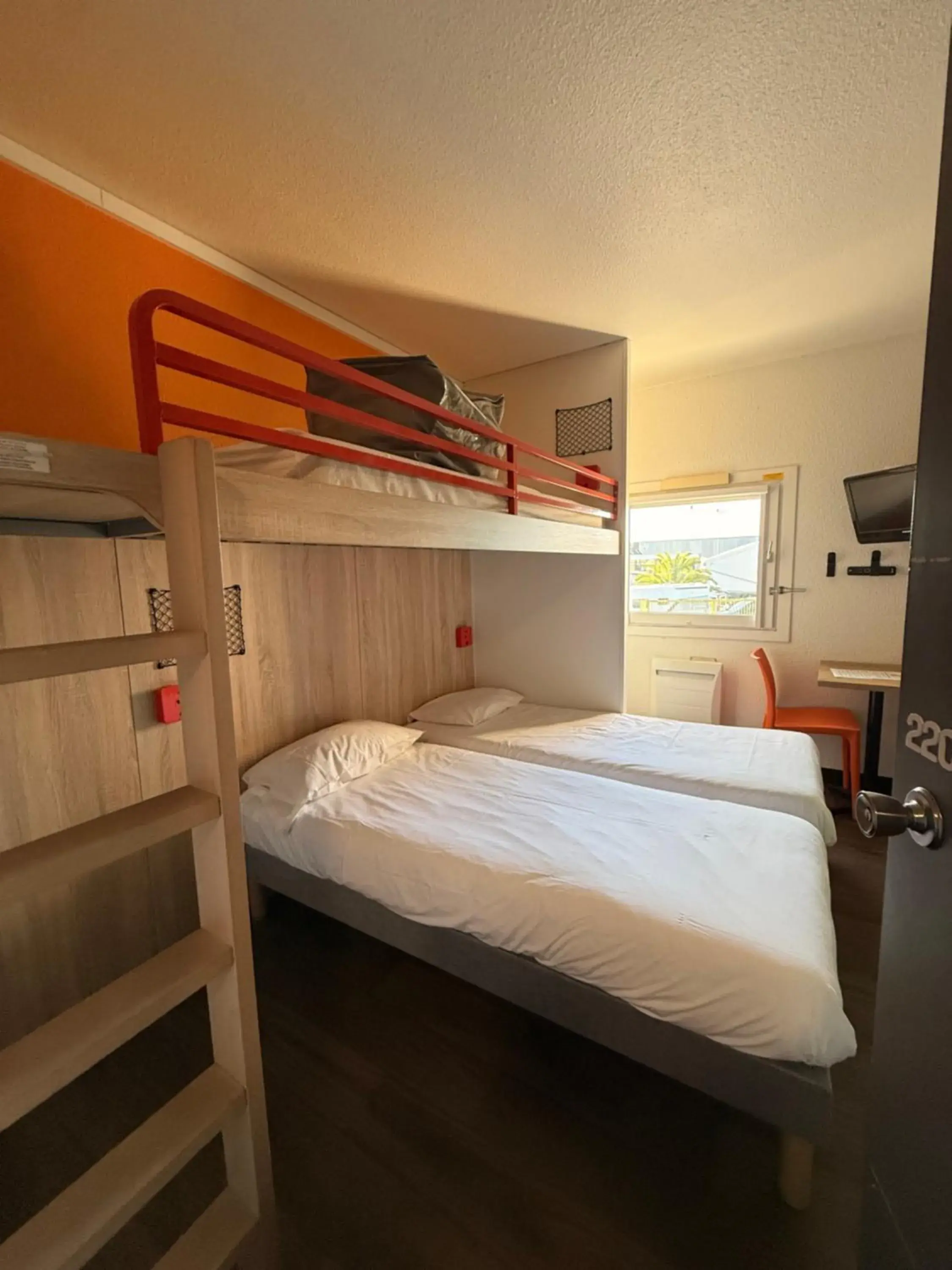Triple Room with Shared Bathroom in hotelF1 Brest Sud Plougastel Triple Room with Shared Bathroom in hotelF1 Brest Sud Plougastel