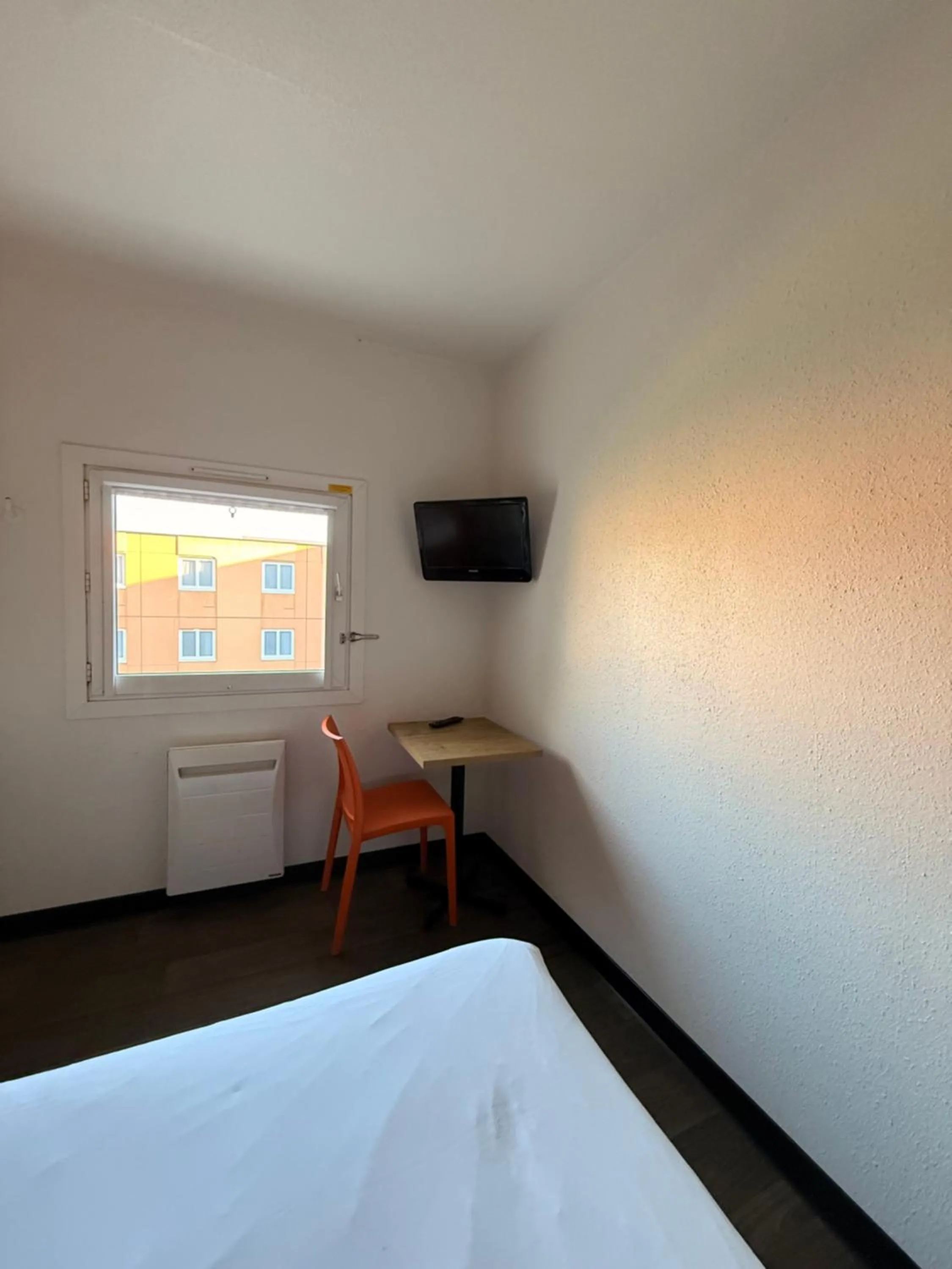 TV and multimedia, Bed in hotelF1 Brest Sud Plougastel