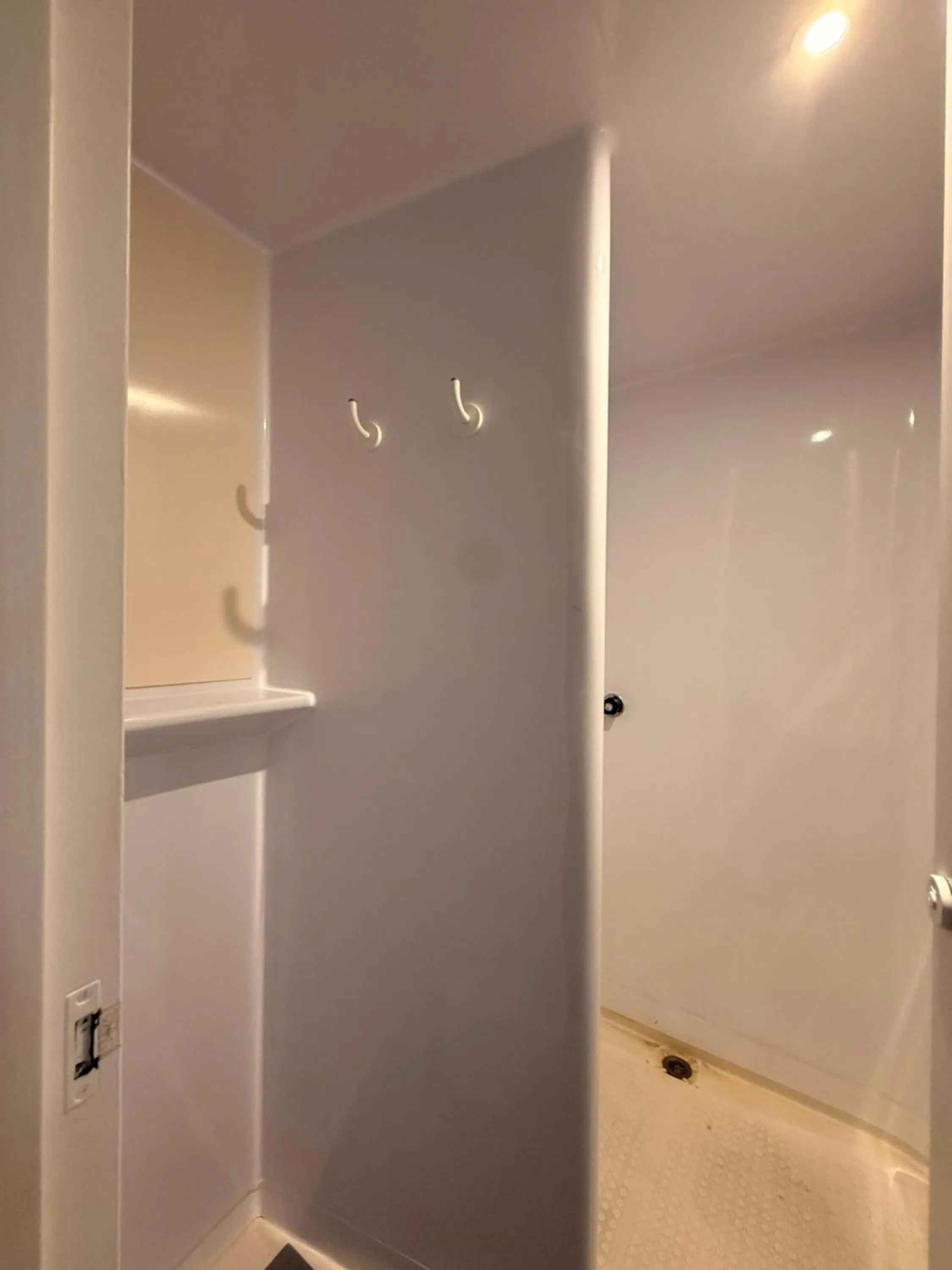 Shower in hotelF1 Brest Sud Plougastel