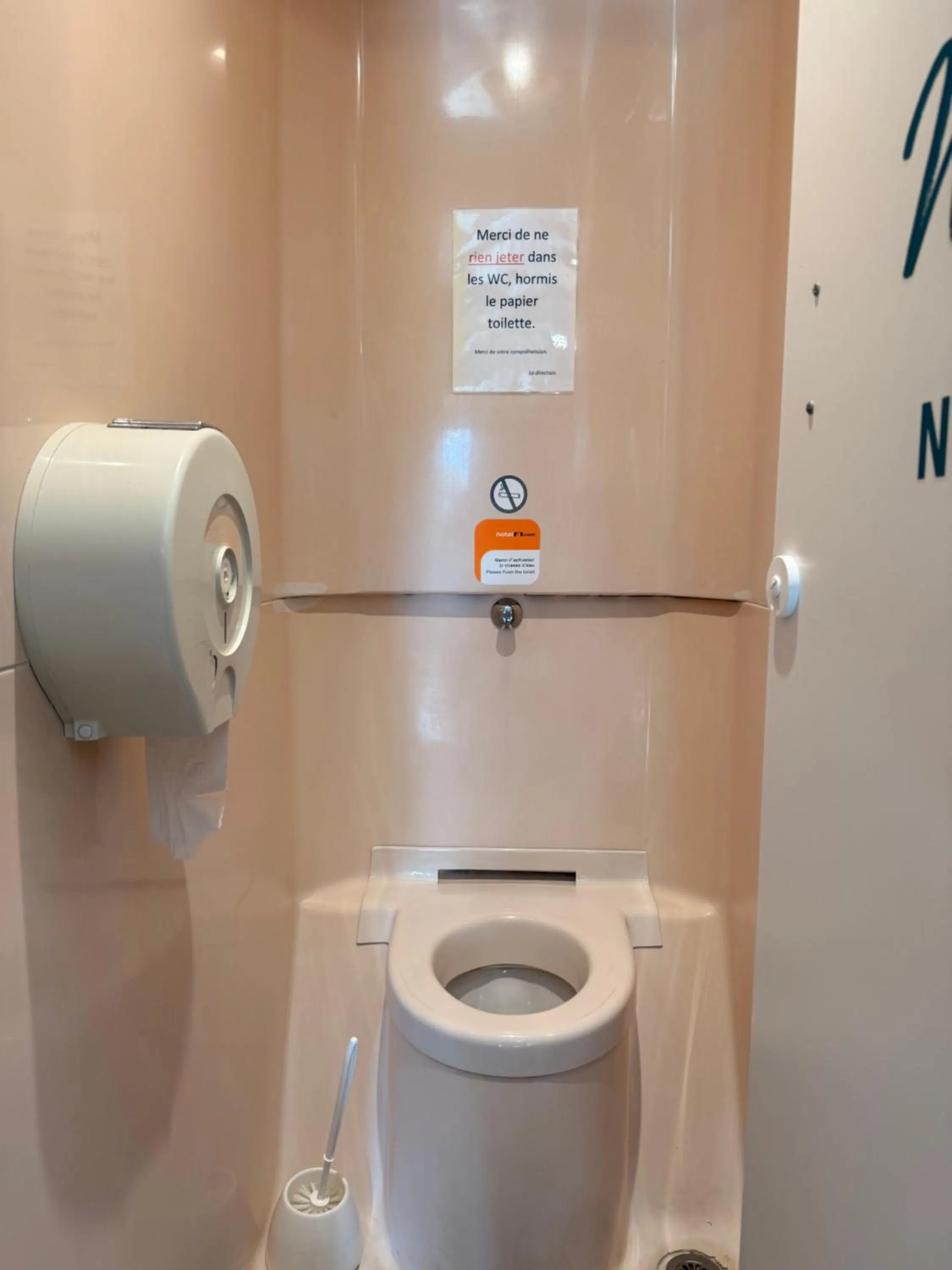 Toilet in hotelF1 Brest Sud Plougastel