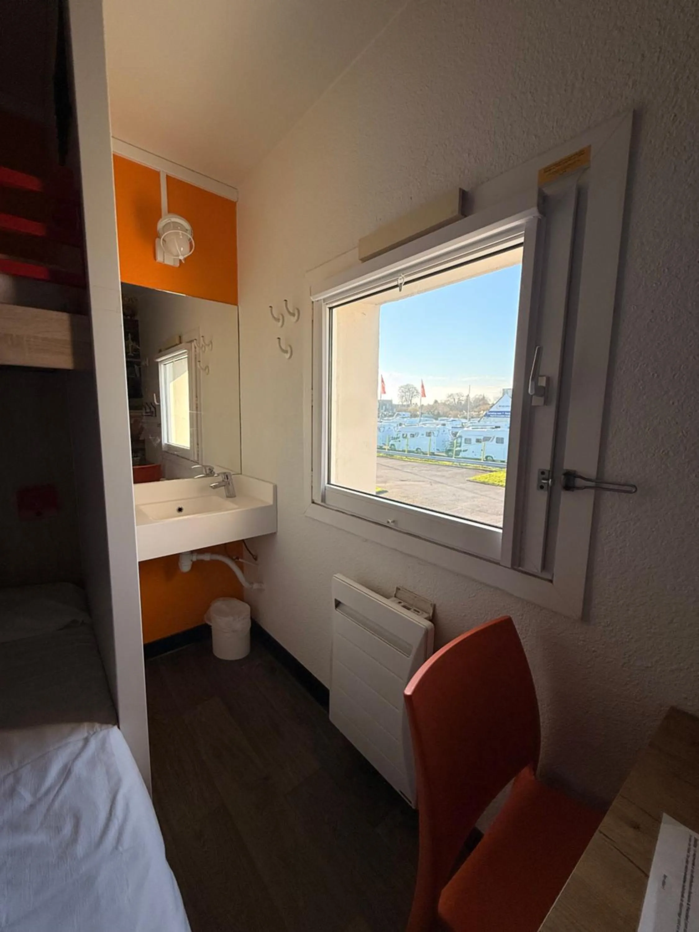 Photo of the whole room, Bed in hotelF1 Brest Sud Plougastel