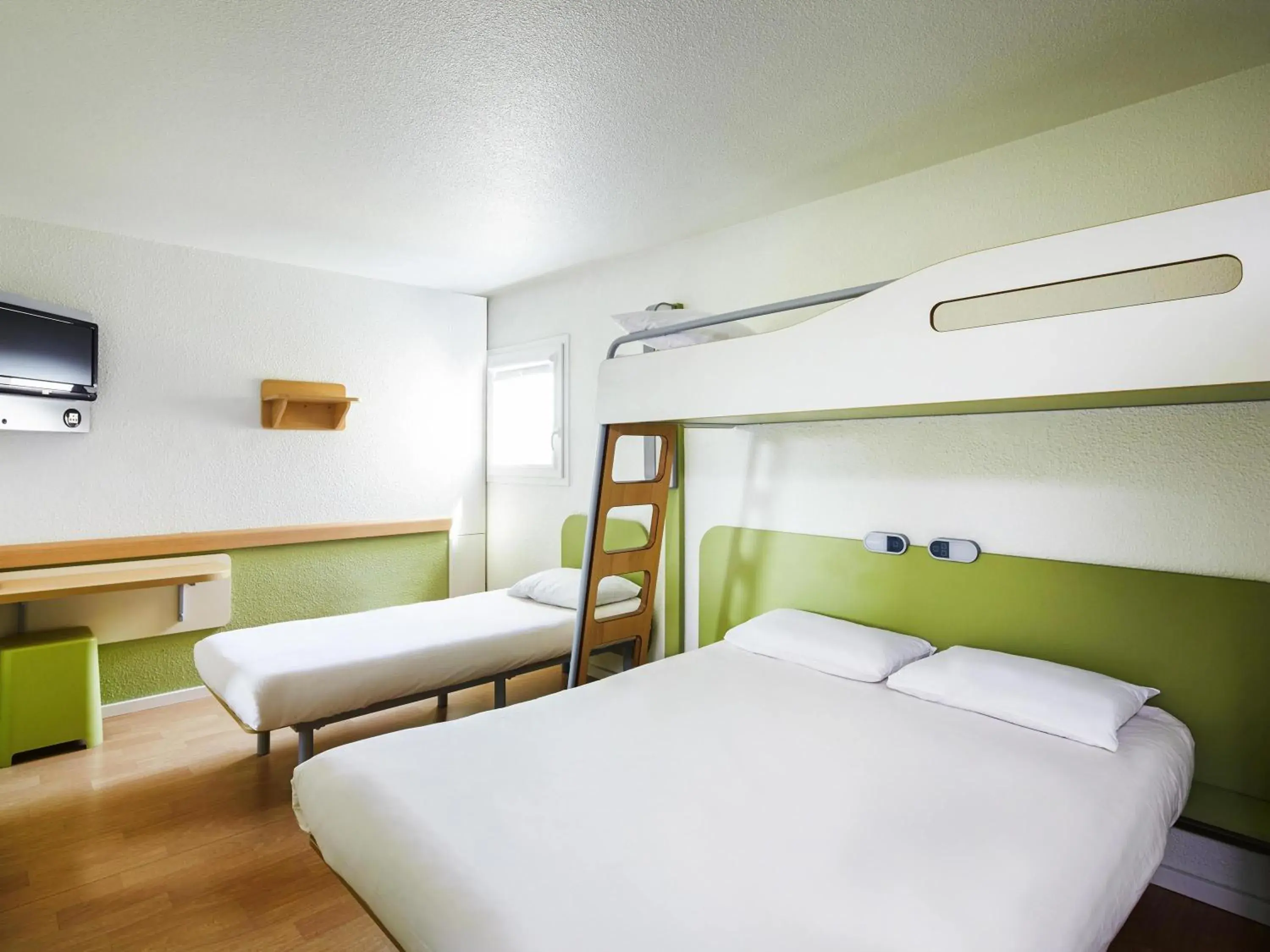 Property building, Bed in ibis budget Chartres Property building, Bed in ibis budget Chartres