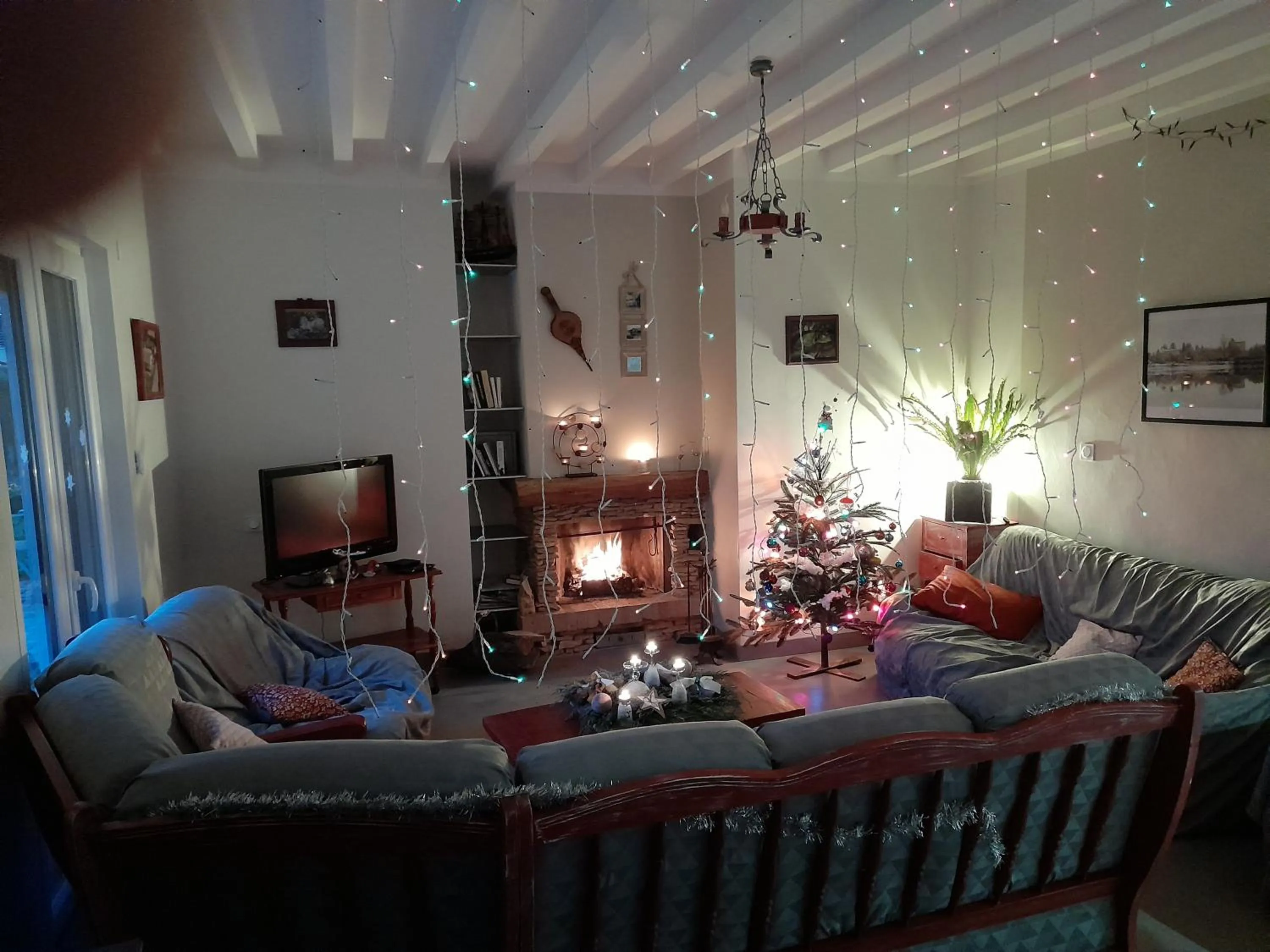 Winter in La maison du Bonheur, borne de recharge VE