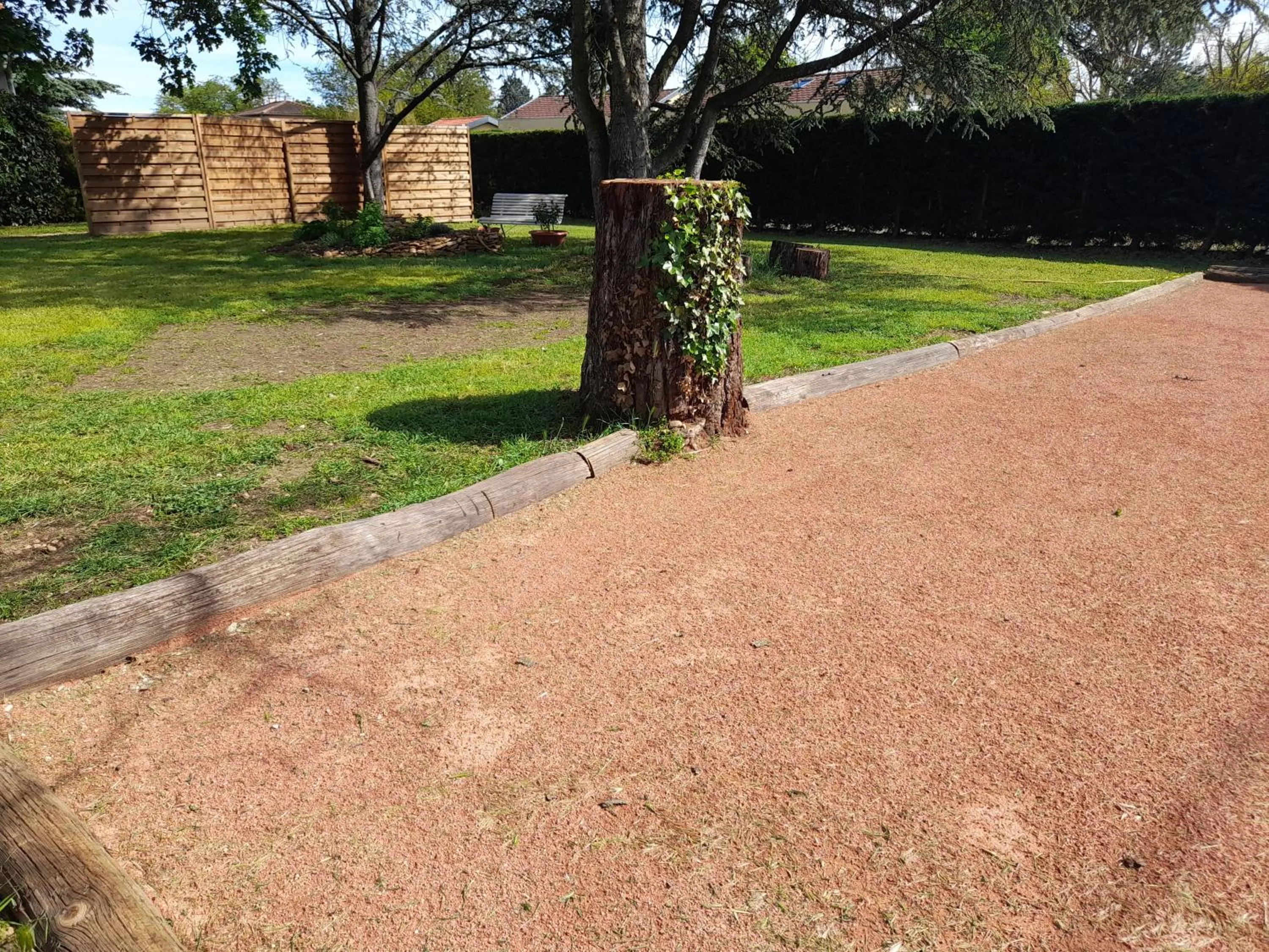 Garden in La maison du Bonheur, borne de recharge VE