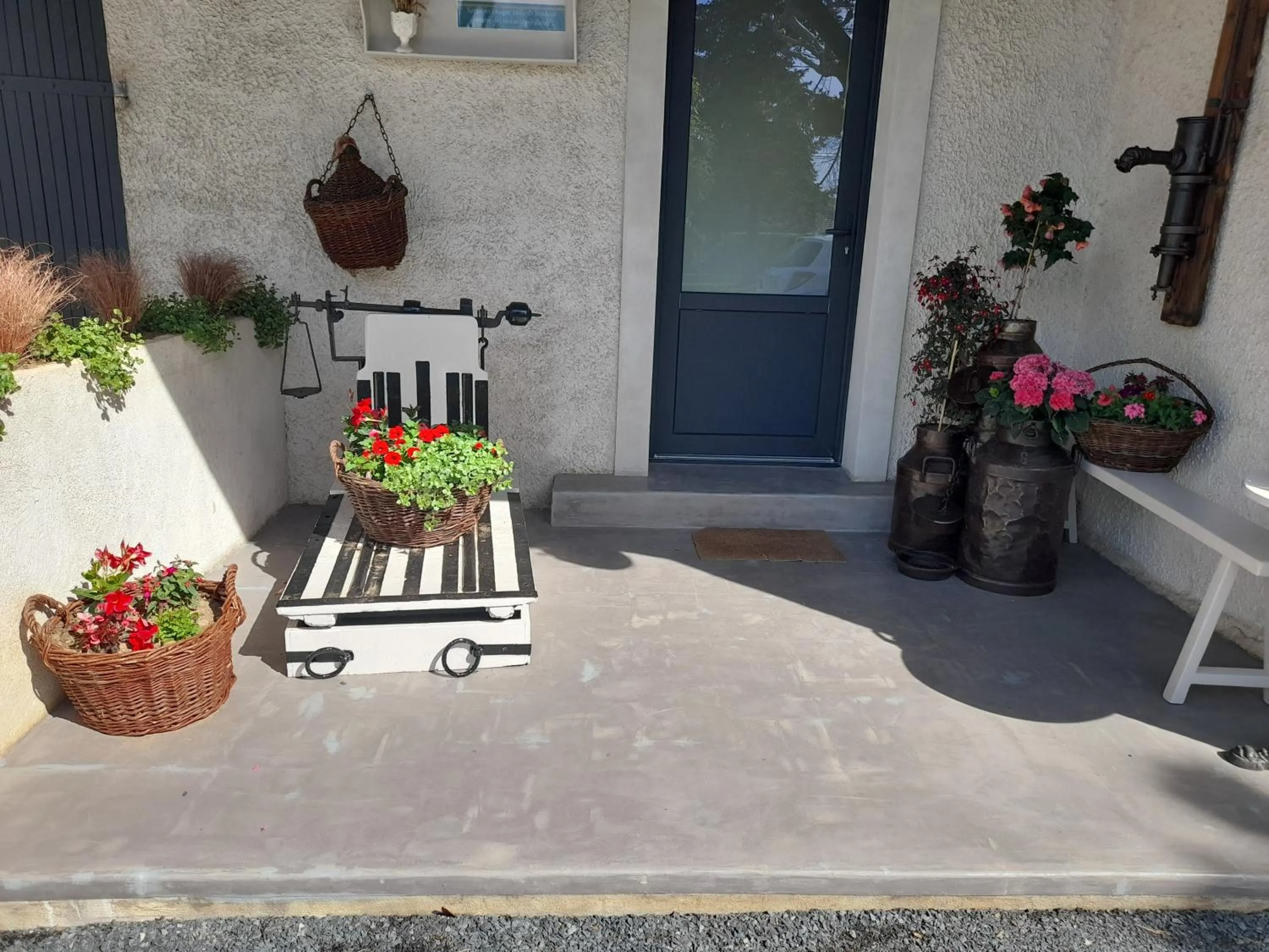 Property building in La maison du Bonheur, borne de recharge VE