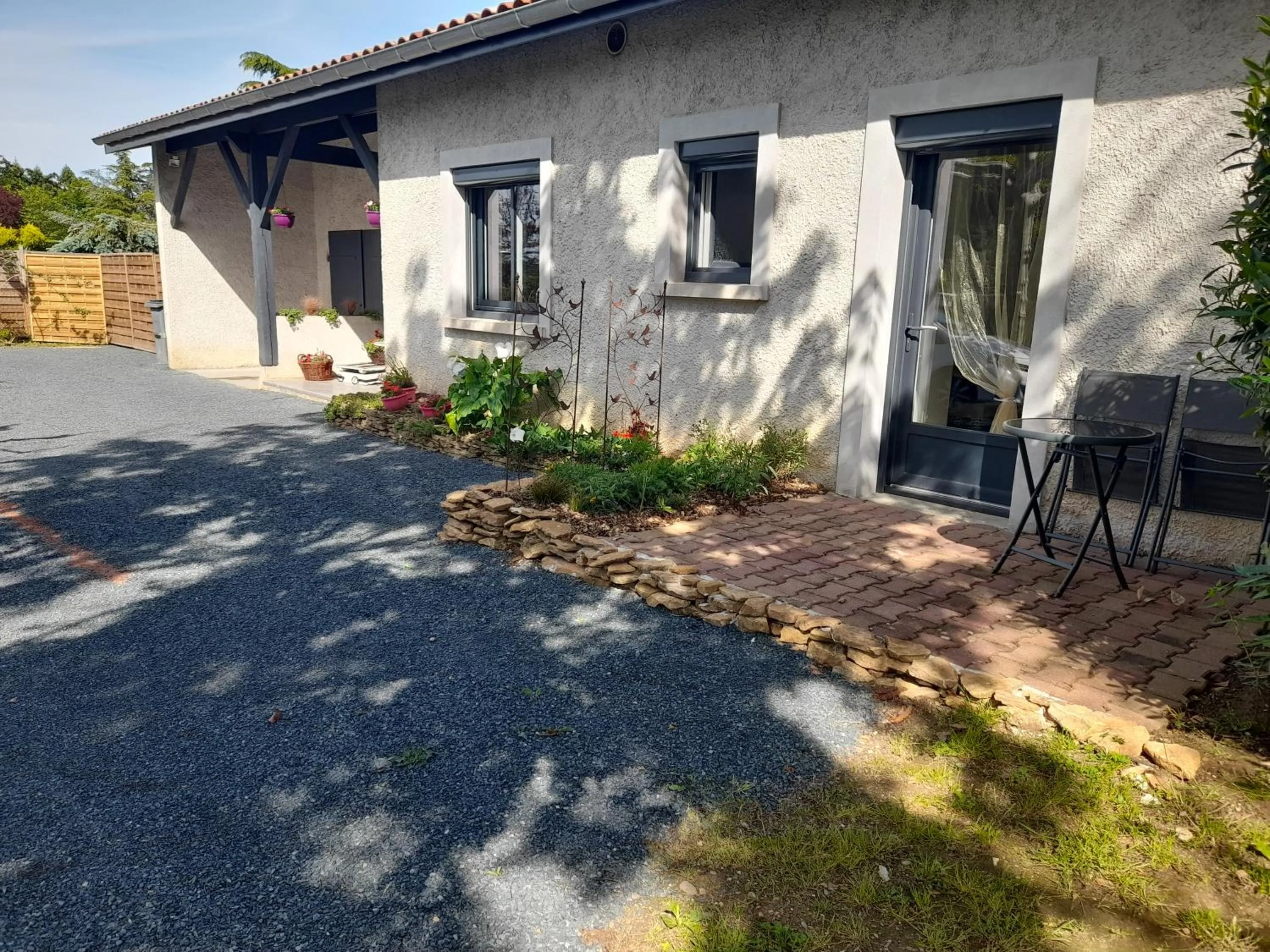 Balcony/Terrace in La maison du Bonheur, borne de recharge VE