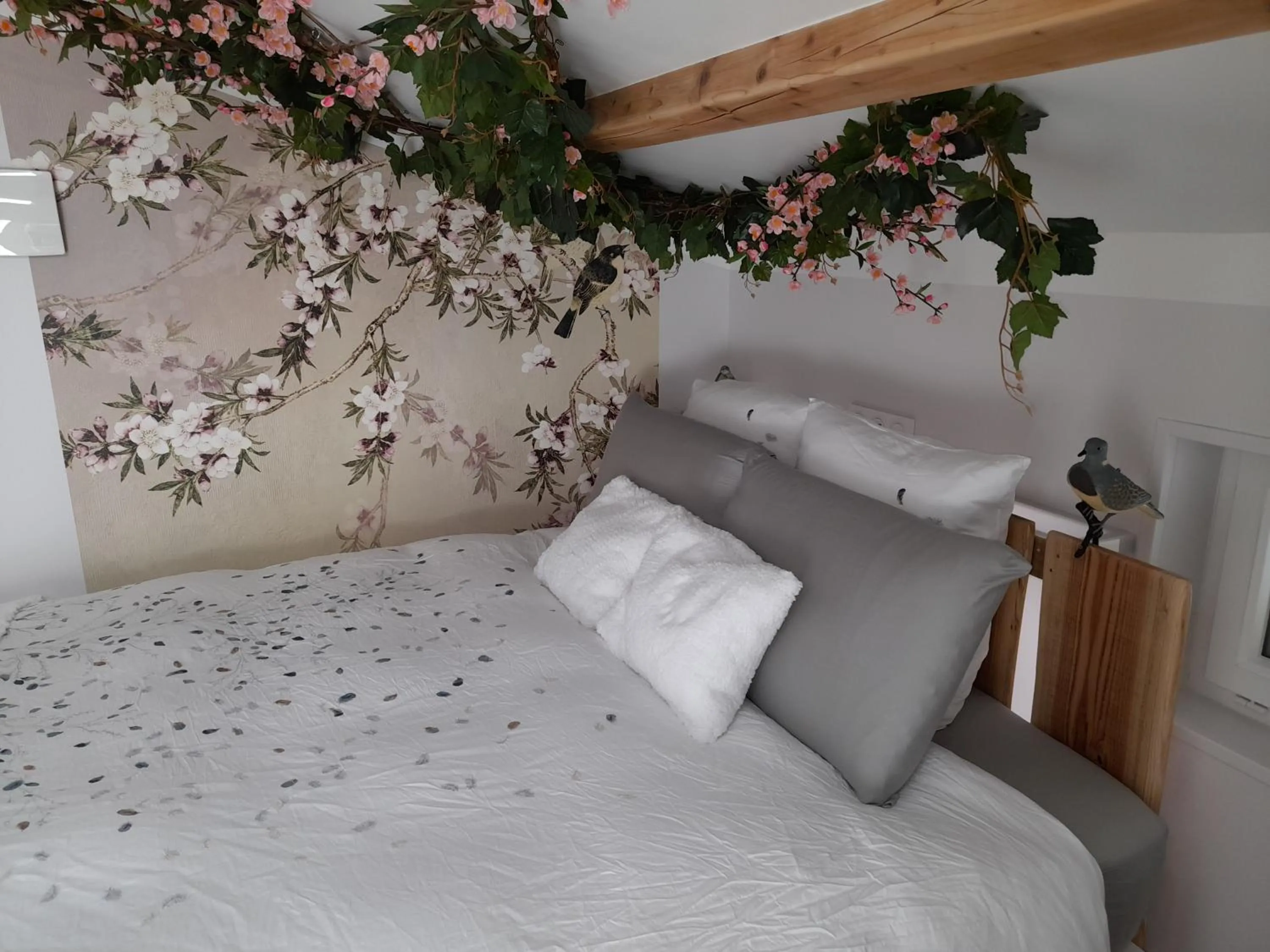 Bed in La maison du Bonheur, borne de recharge VE