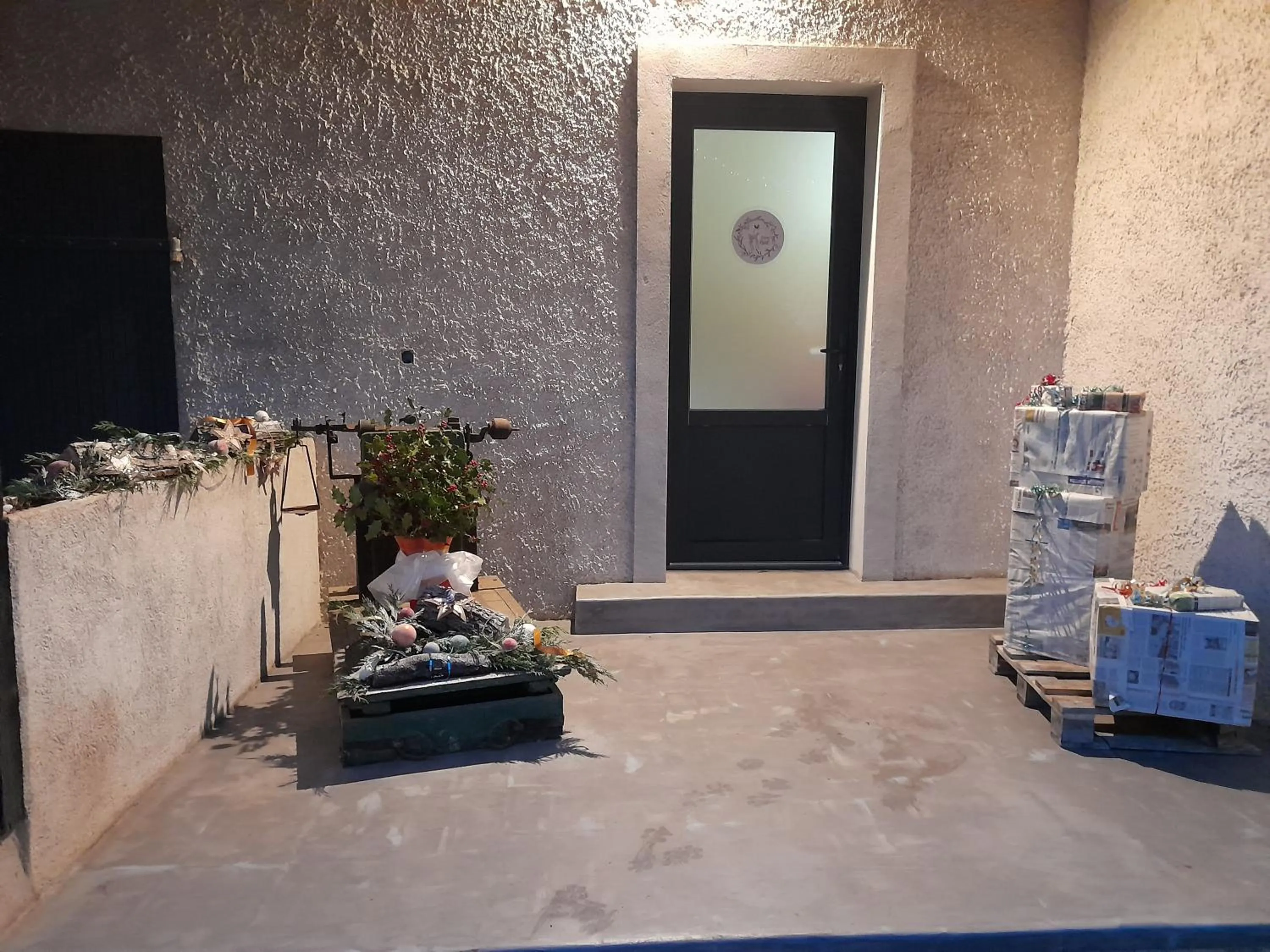 Facade/entrance in La maison du Bonheur, borne de recharge VE