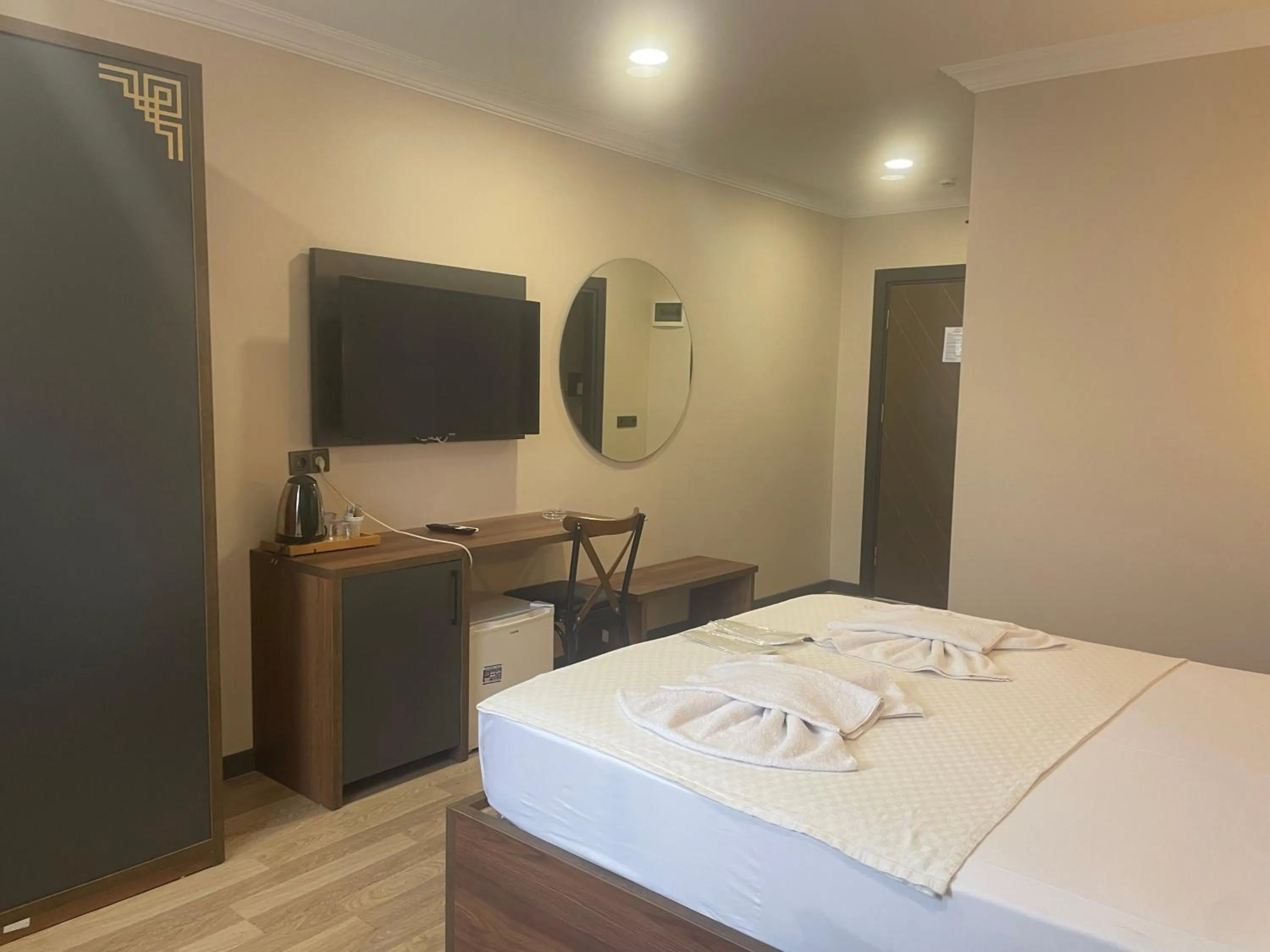 Communal lounge/ TV room, Bed in La Vie Suite Hotel