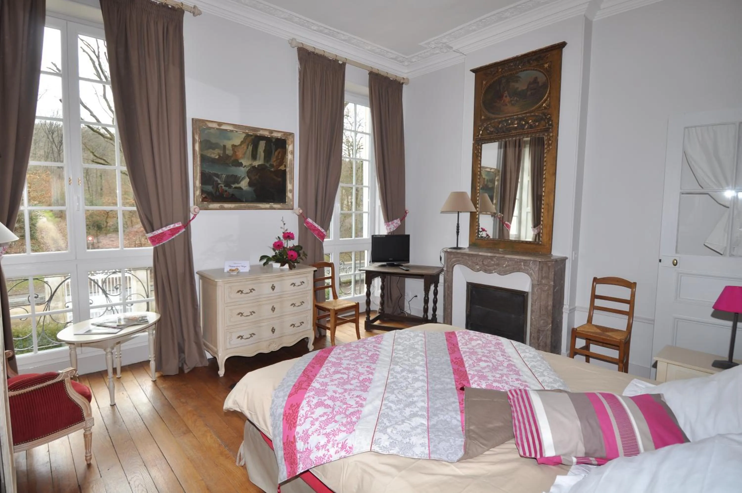 Photo of the whole room, Bed in Le Chateau De La Vierge