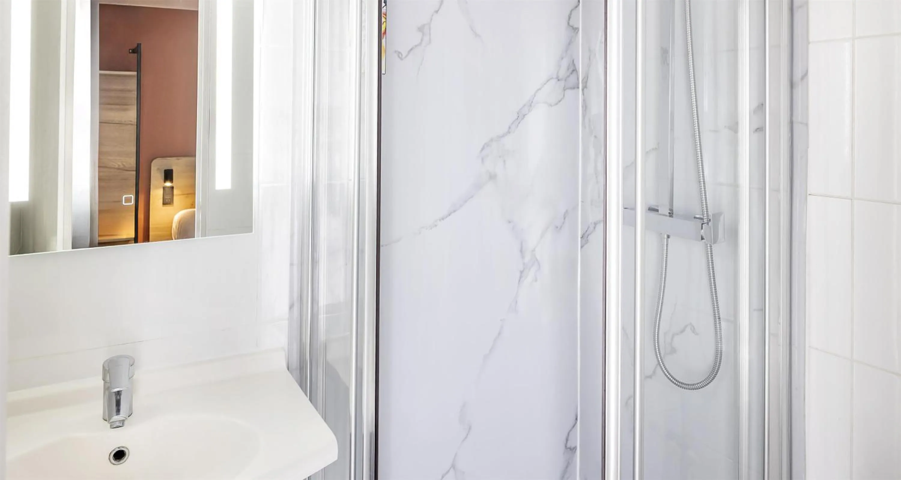 Bathroom in Sure Hotel by Best Western Nimes Est