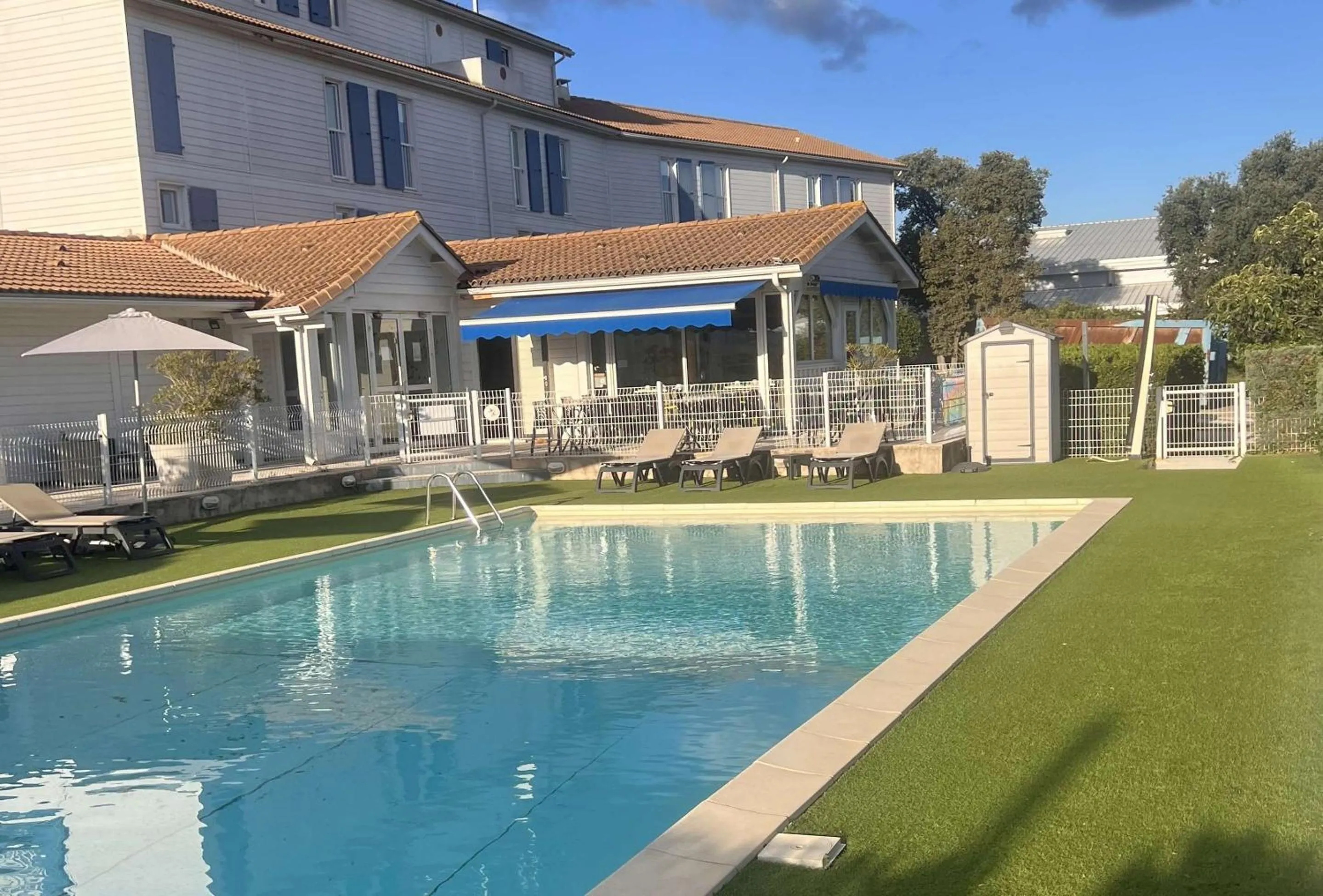 Pool view in ibis budget Nimes Marguerittes - A9