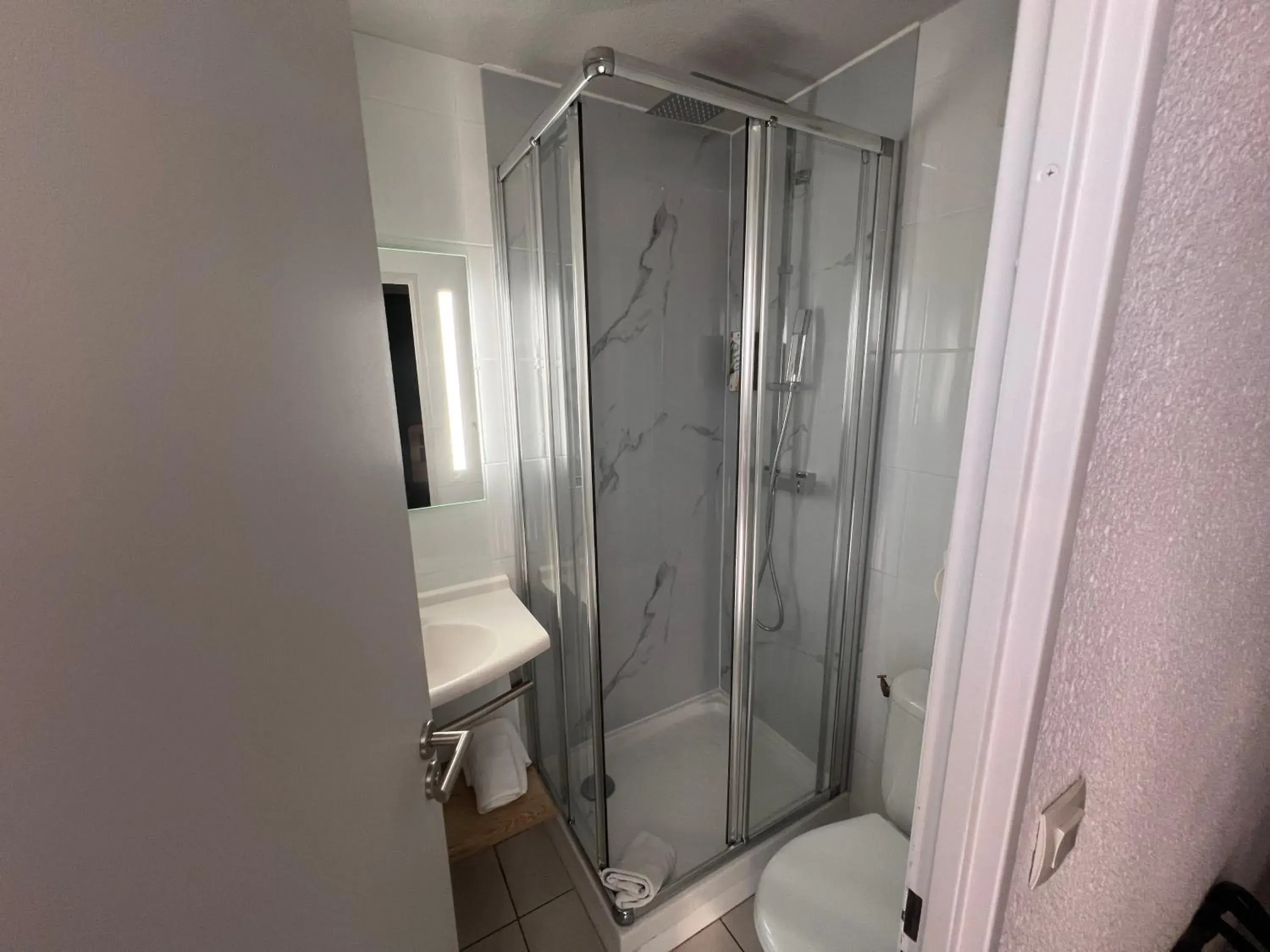 Bathroom in Sure Hotel by Best Western Nimes Est Bathroom in Sure Hotel by Best Western Nimes Est