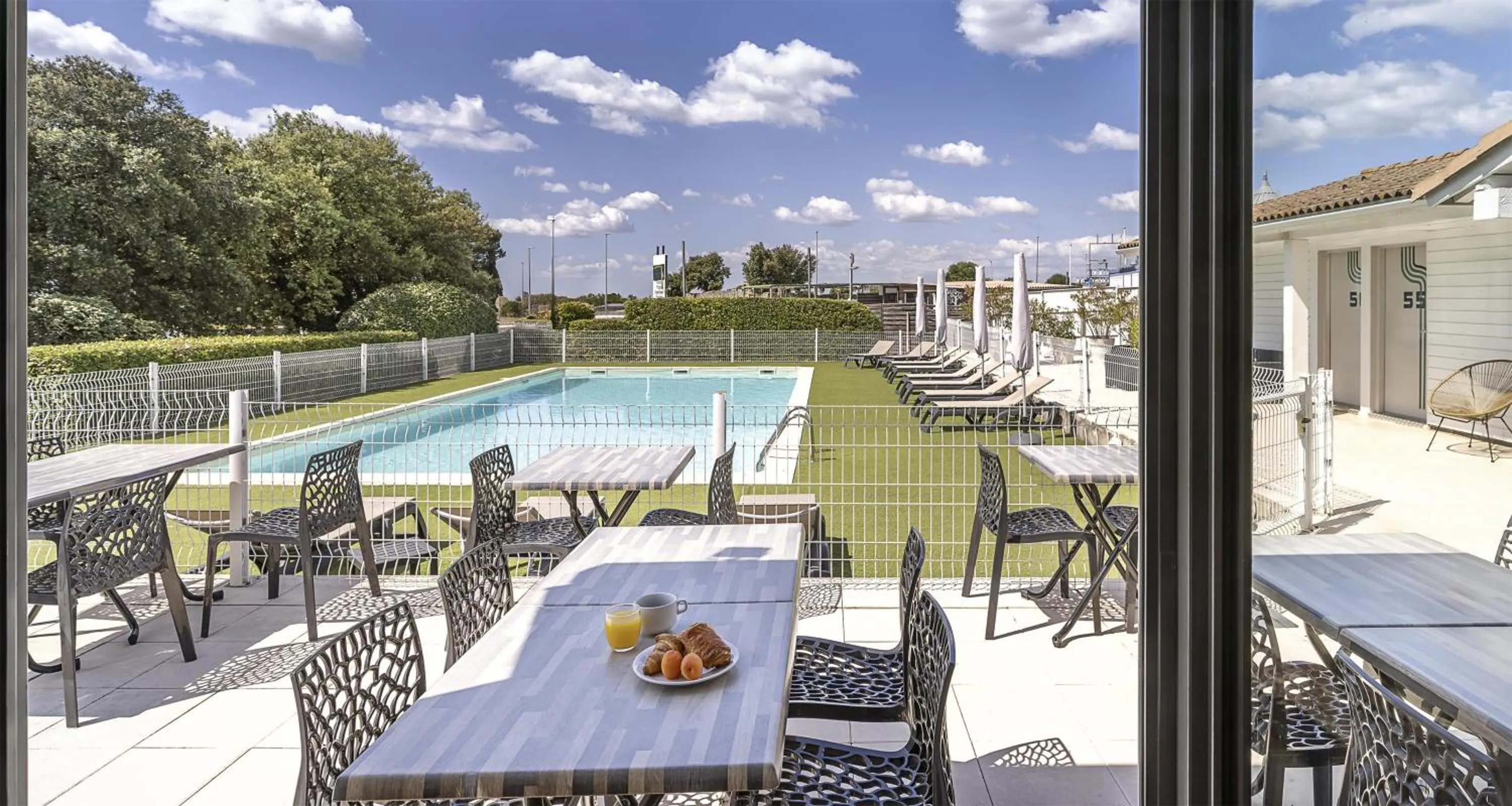 Property building in Sure Hotel by Best Western Nimes Est