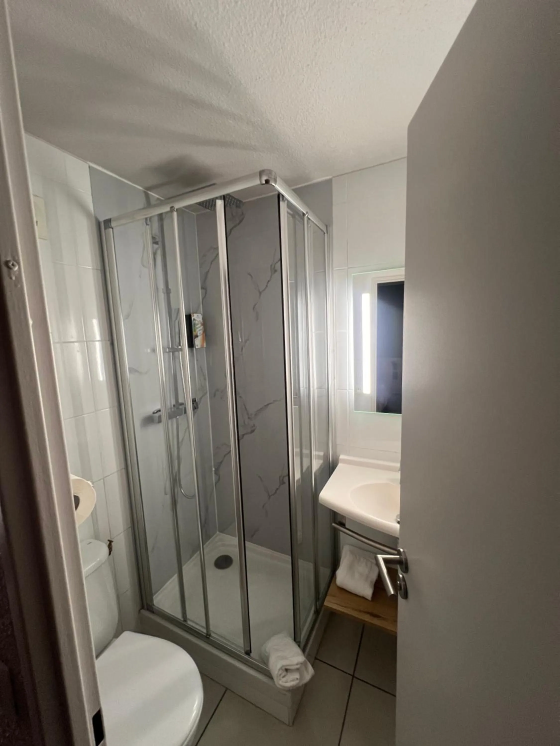 Toilet in ibis budget Nimes Marguerittes - A9