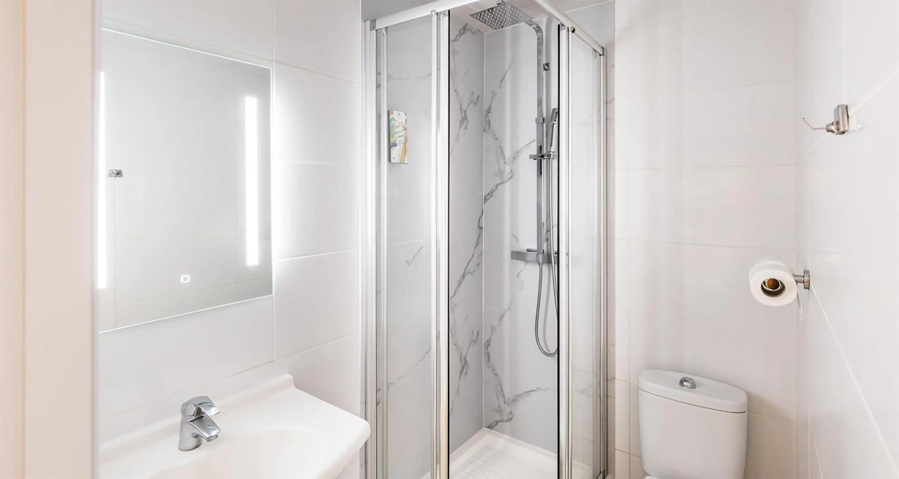 Bathroom in Sure Hotel by Best Western Nimes Est