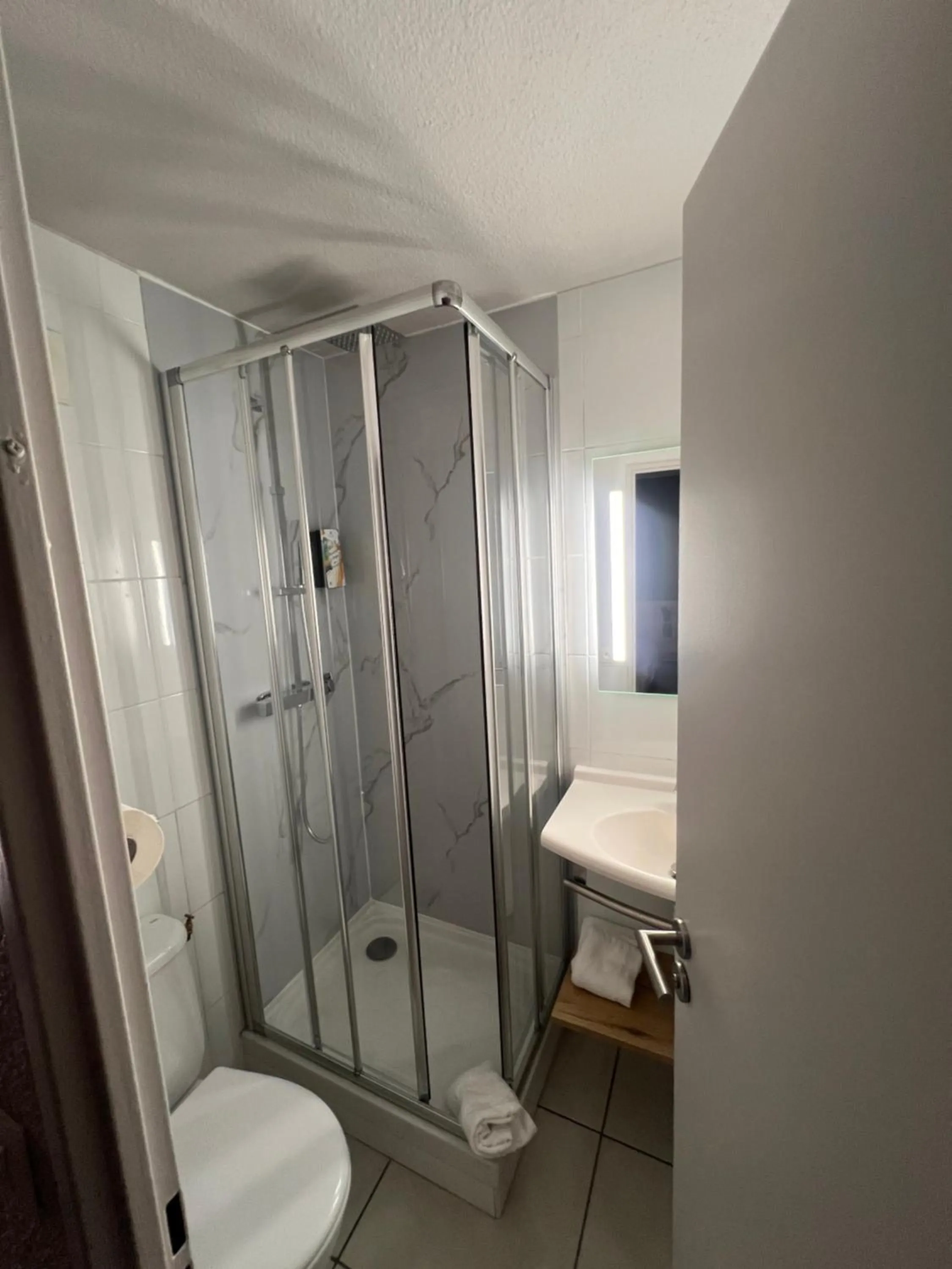 Shower in ibis budget Nimes Marguerittes - A9