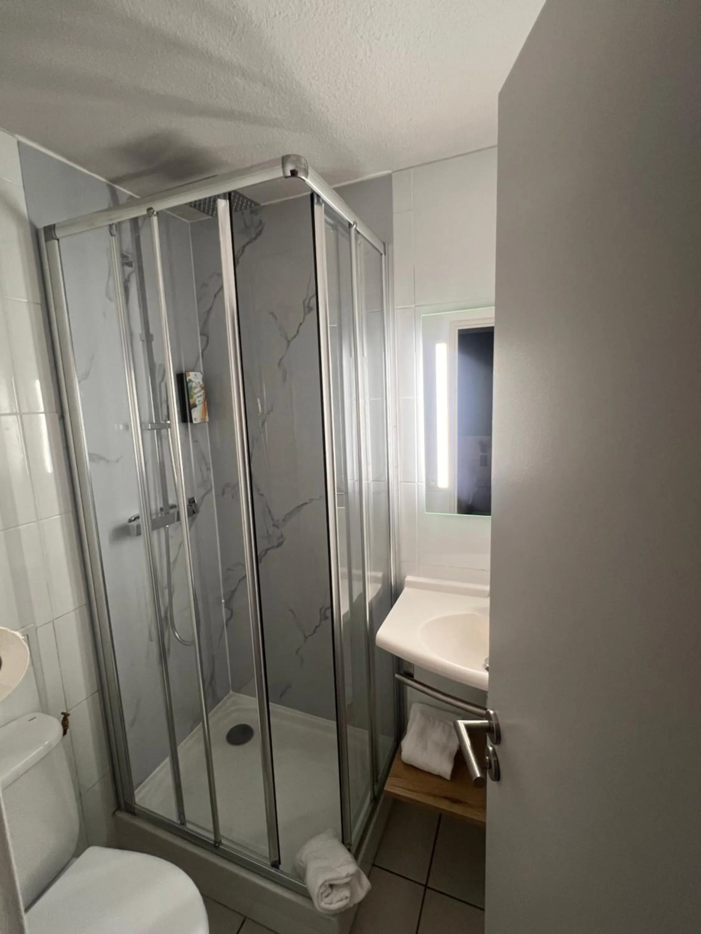 Bathroom in ibis budget Nimes Marguerittes - A9