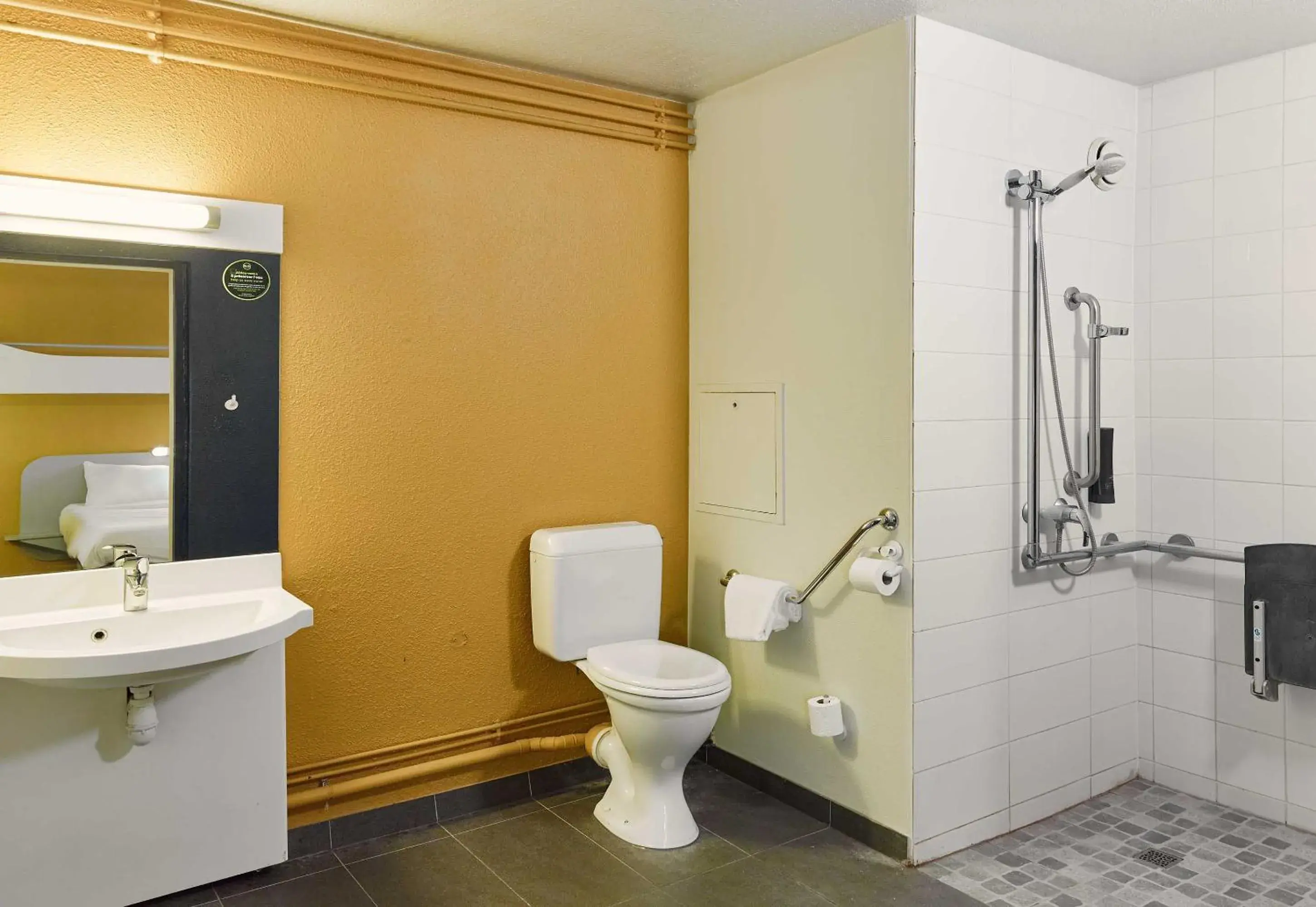 Triple Room - Disability Access in B&B HOTEL Vitry-sur-Seine Triple Room - Disability Access in B&B HOTEL Vitry-sur-Seine