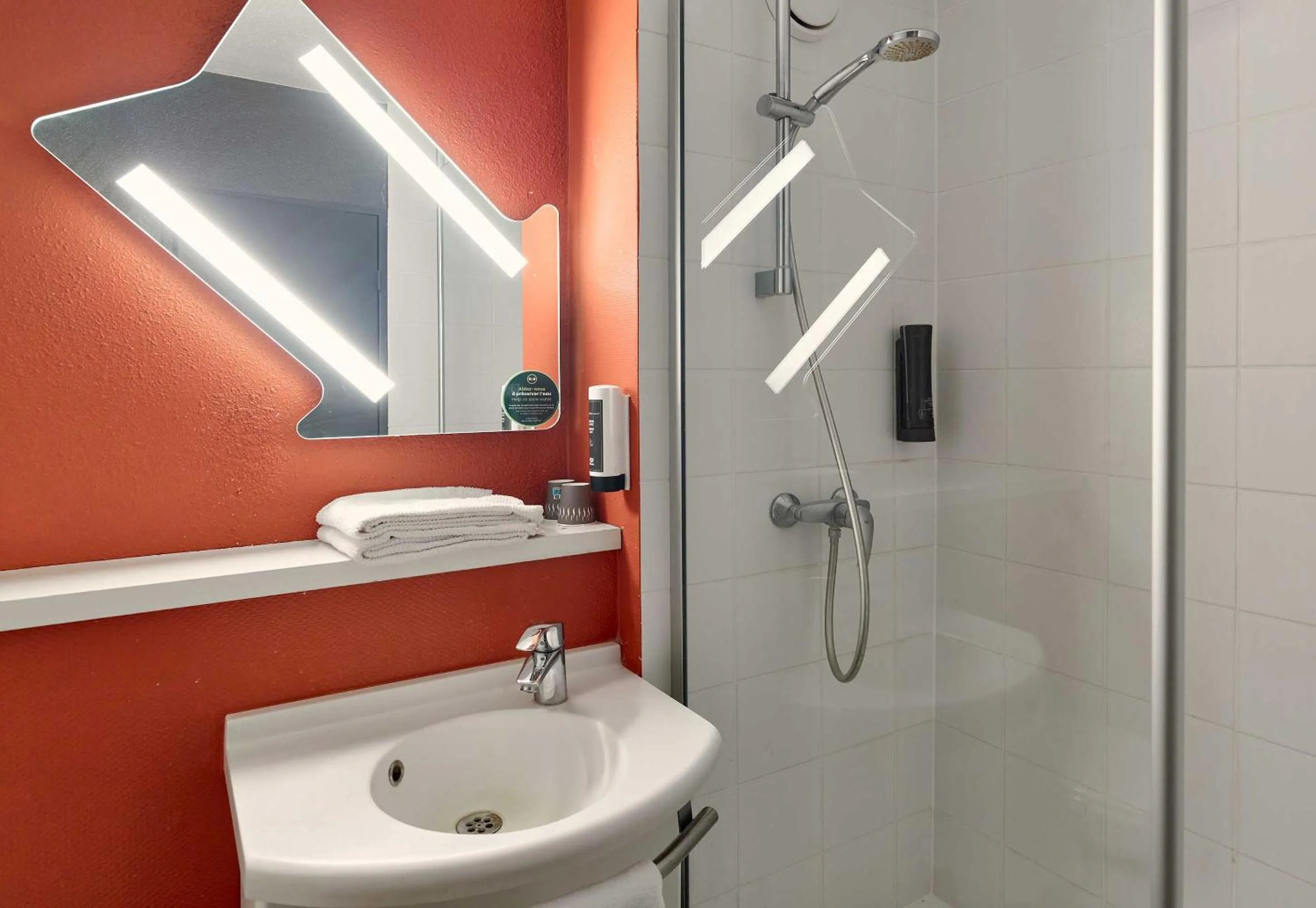 Bathroom in B&B HOTEL Vitry-sur-Seine