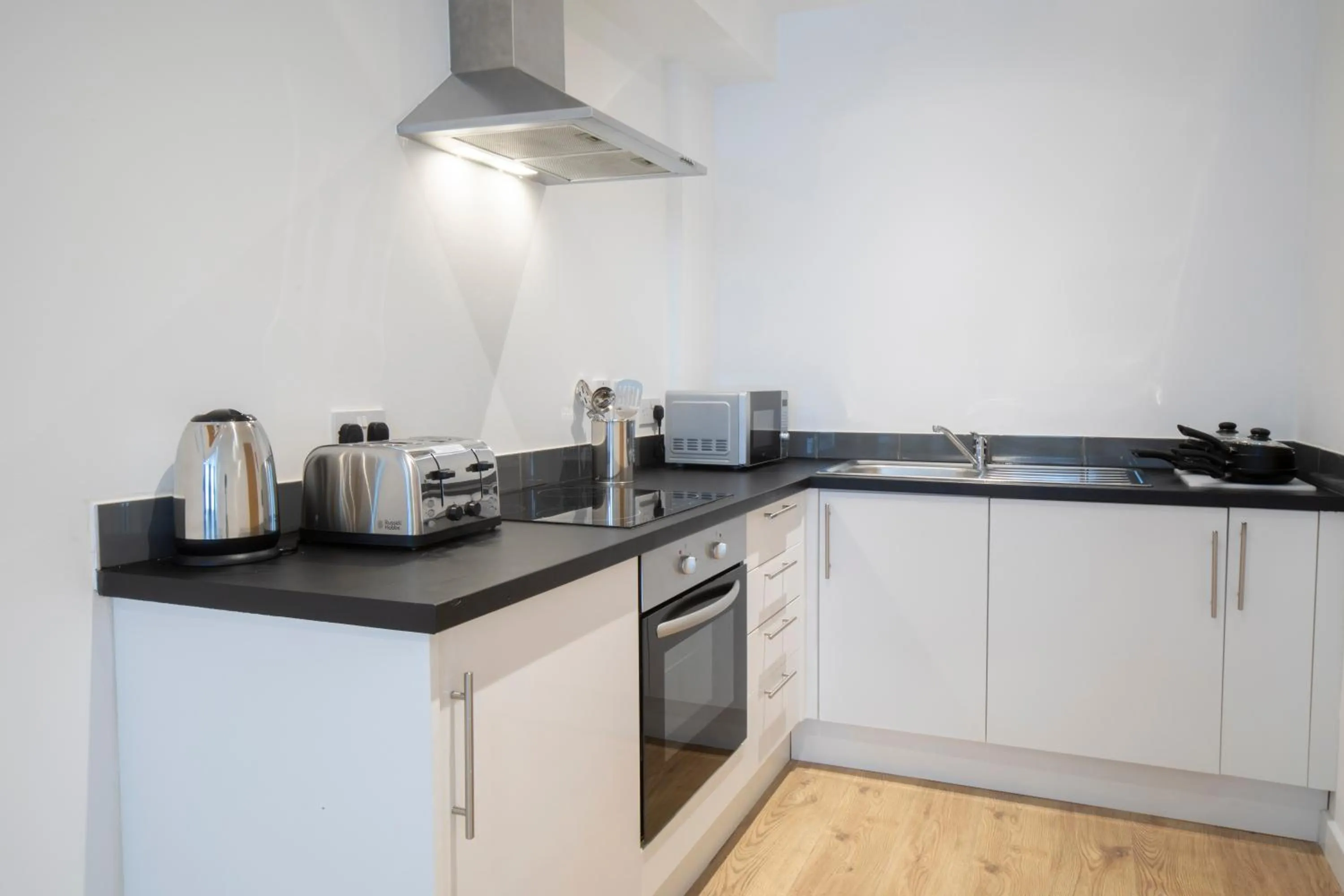 Kitchen or kitchenette in Wellington Apartments