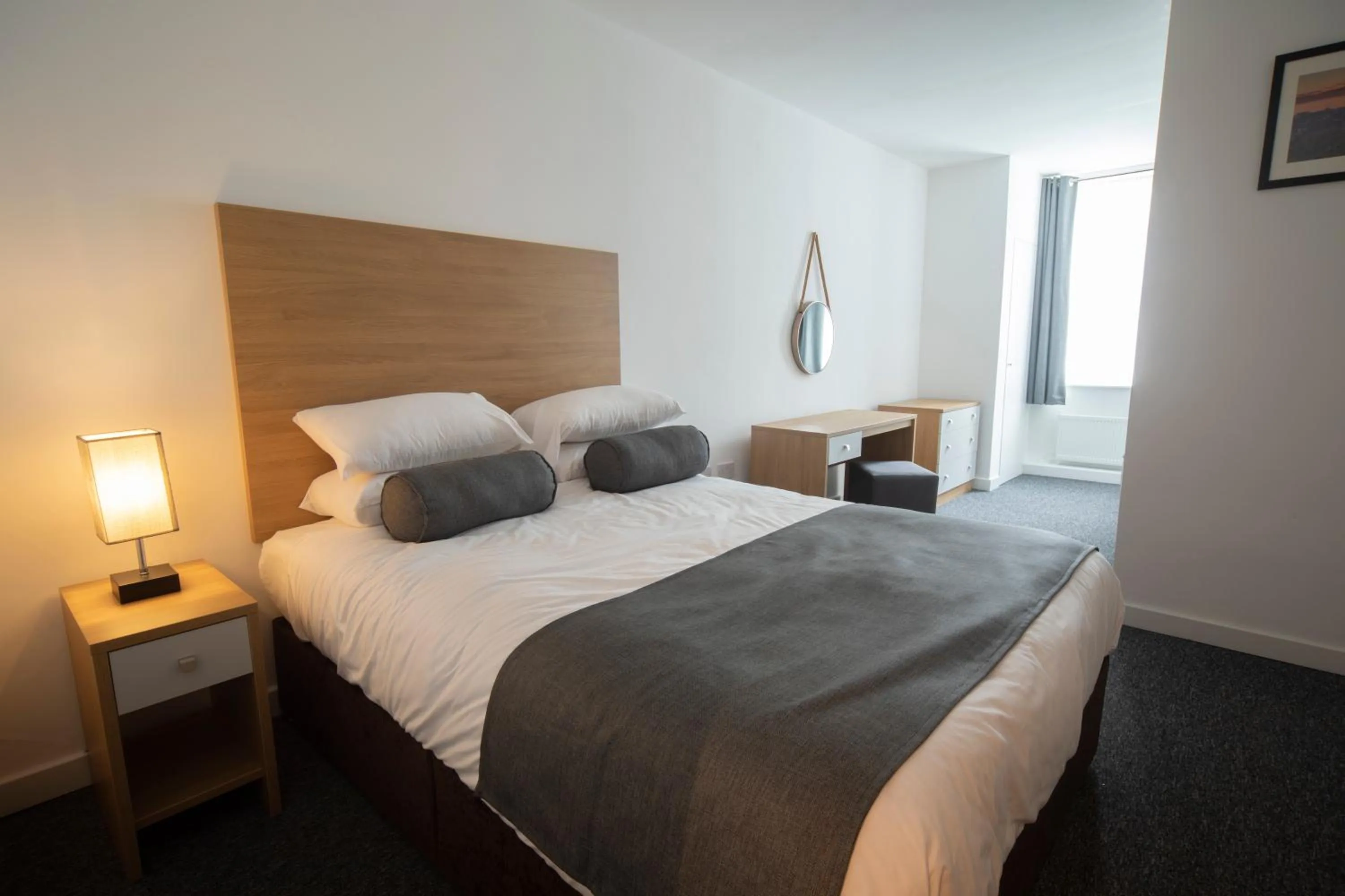 Bedroom, Bed in Wellington Apartments