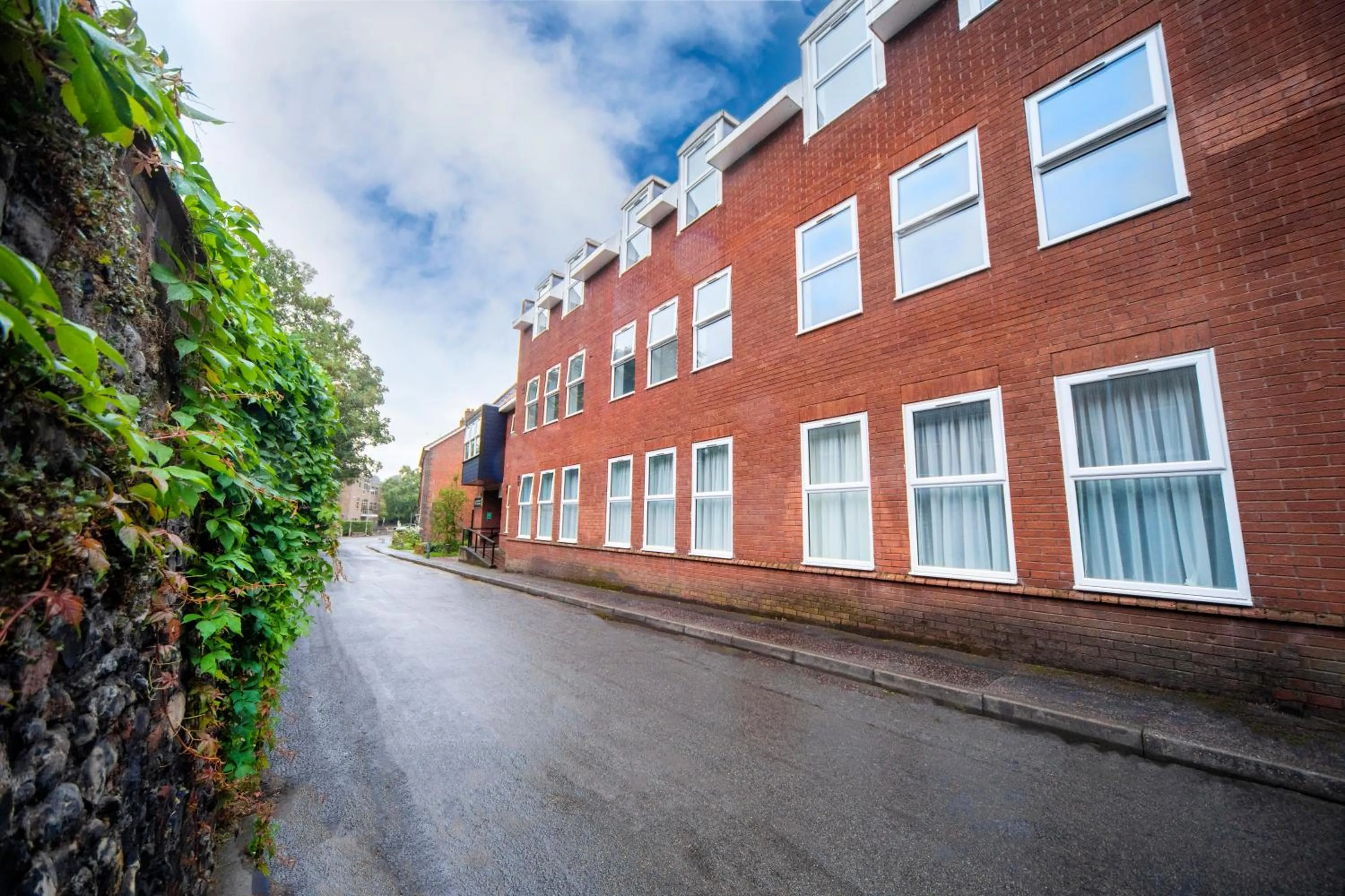 Facade/entrance in Wellington Apartments