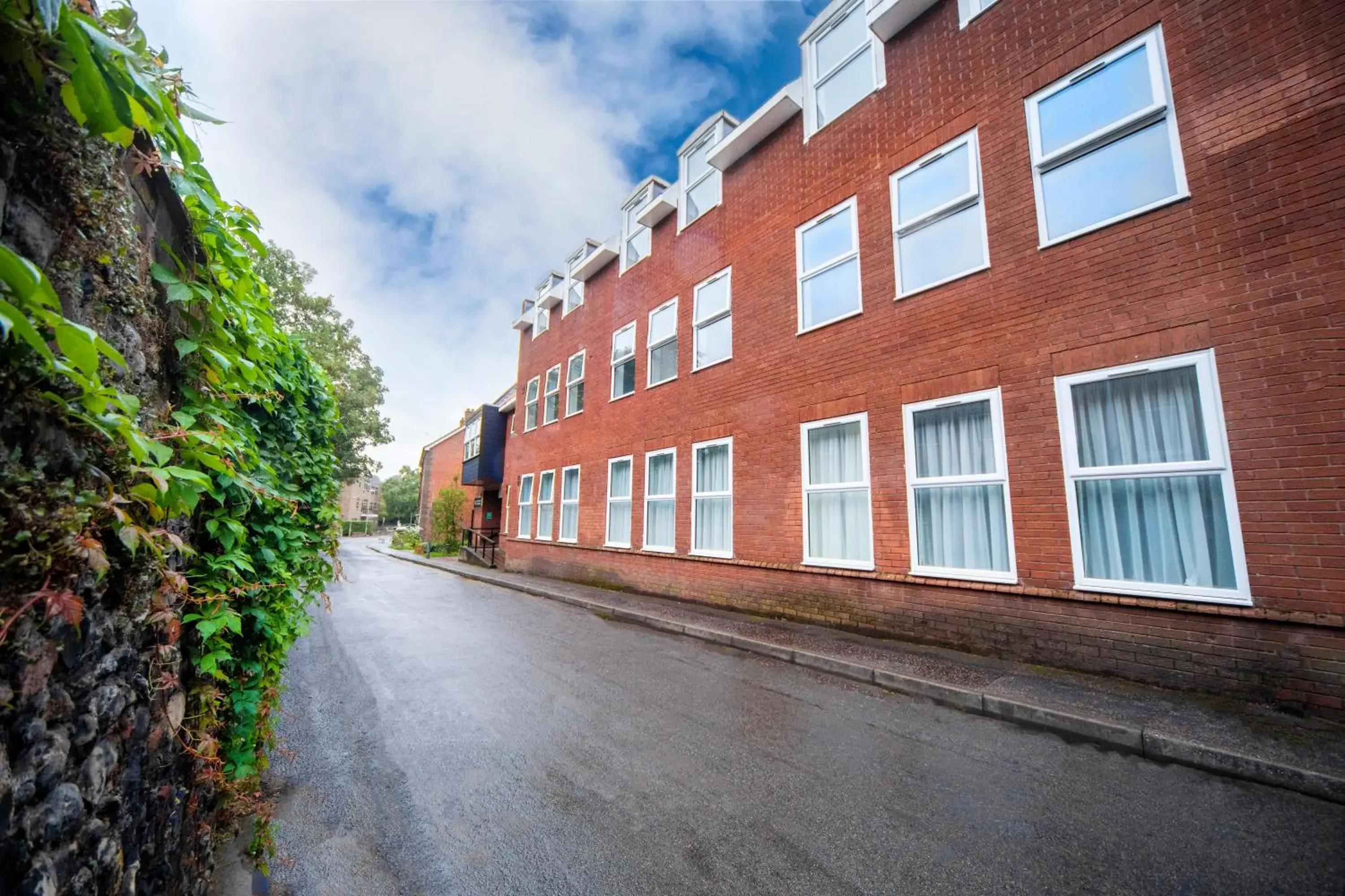 Facade/entrance in Wellington Apartments Facade/entrance in Wellington Apartments