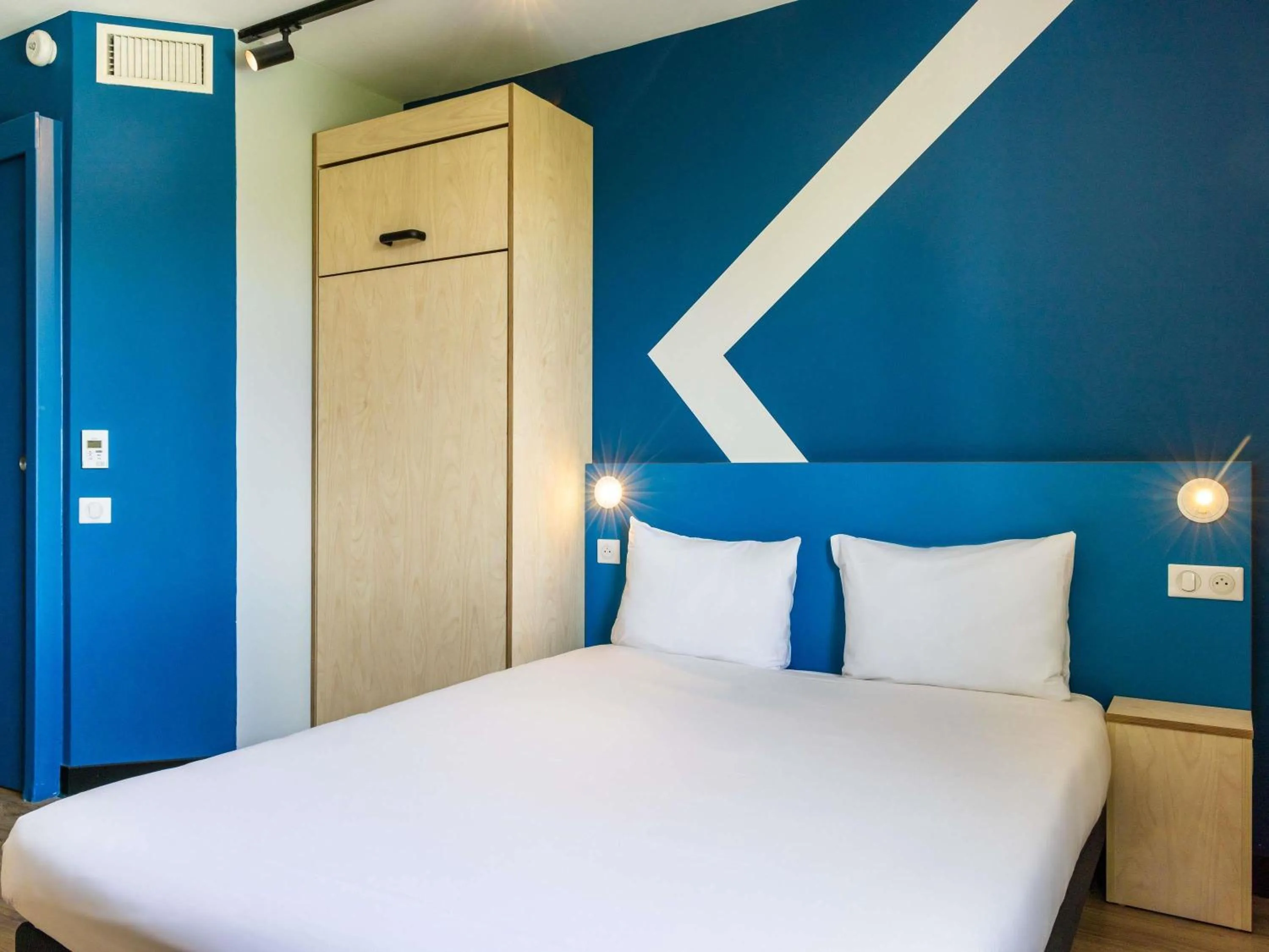 Bedroom, Bed in Hotel ibis budget Chatillon Paris Ouest