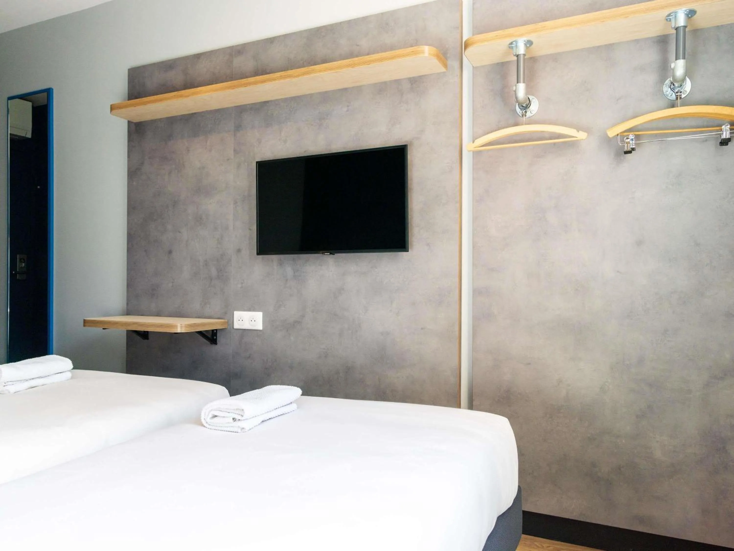 Bedroom, Bed in Hotel ibis budget Chatillon Paris Ouest