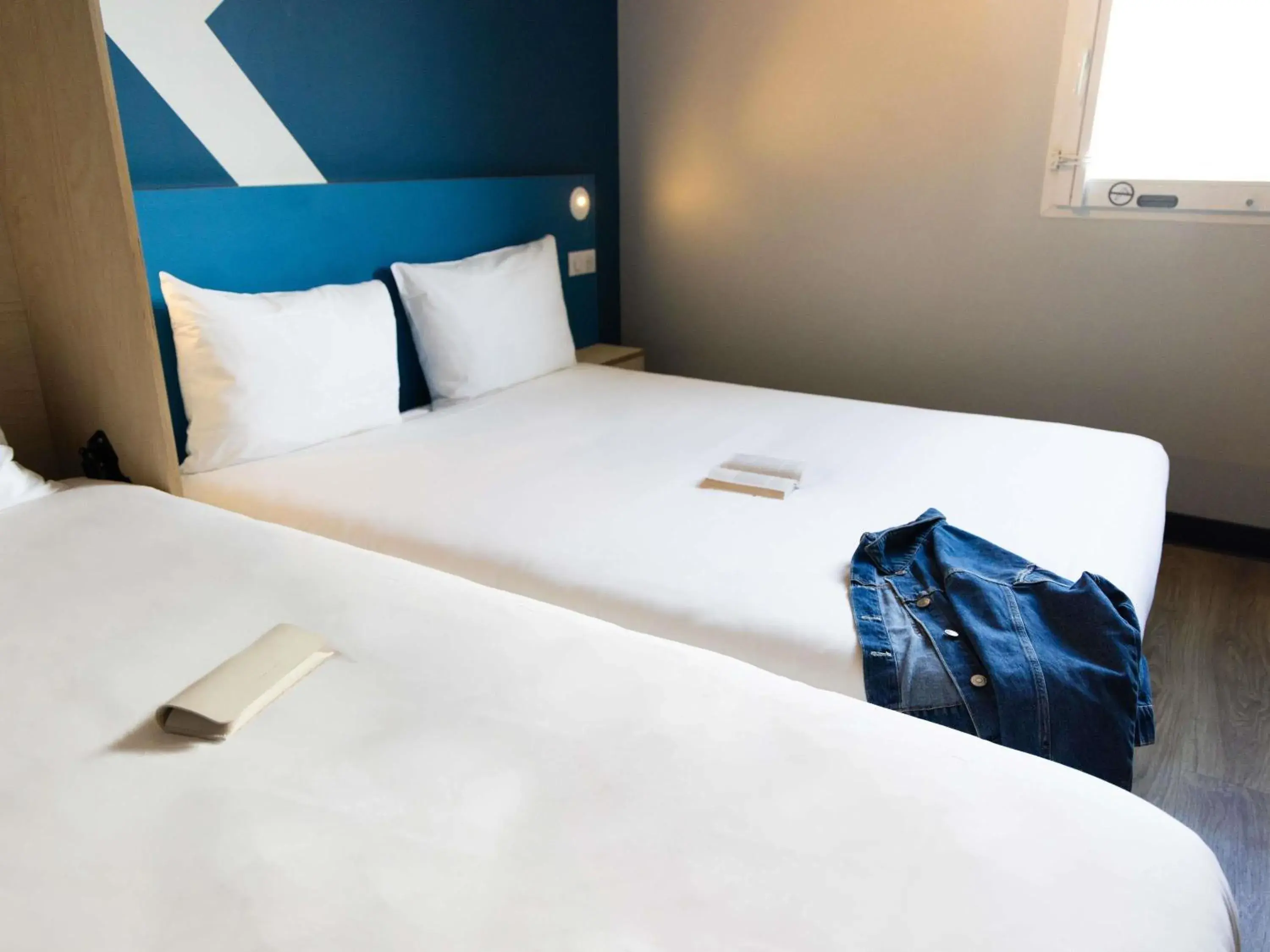 Triple Room with One Double Bed and One Single Bed in Hotel ibis budget Chatillon Paris Ouest Triple Room with One Double Bed and One Single Bed in Hotel ibis budget Chatillon Paris Ouest